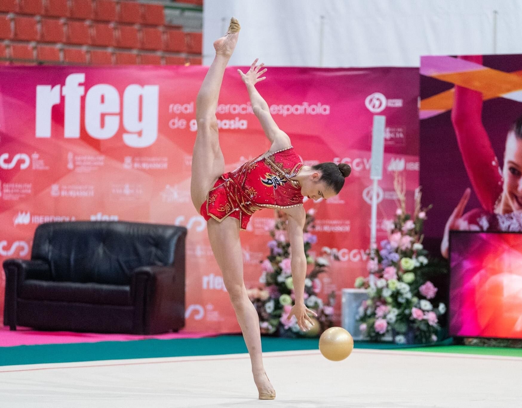 Polina Berezina realizando un ejercicio de pelota /Foto: RFEG