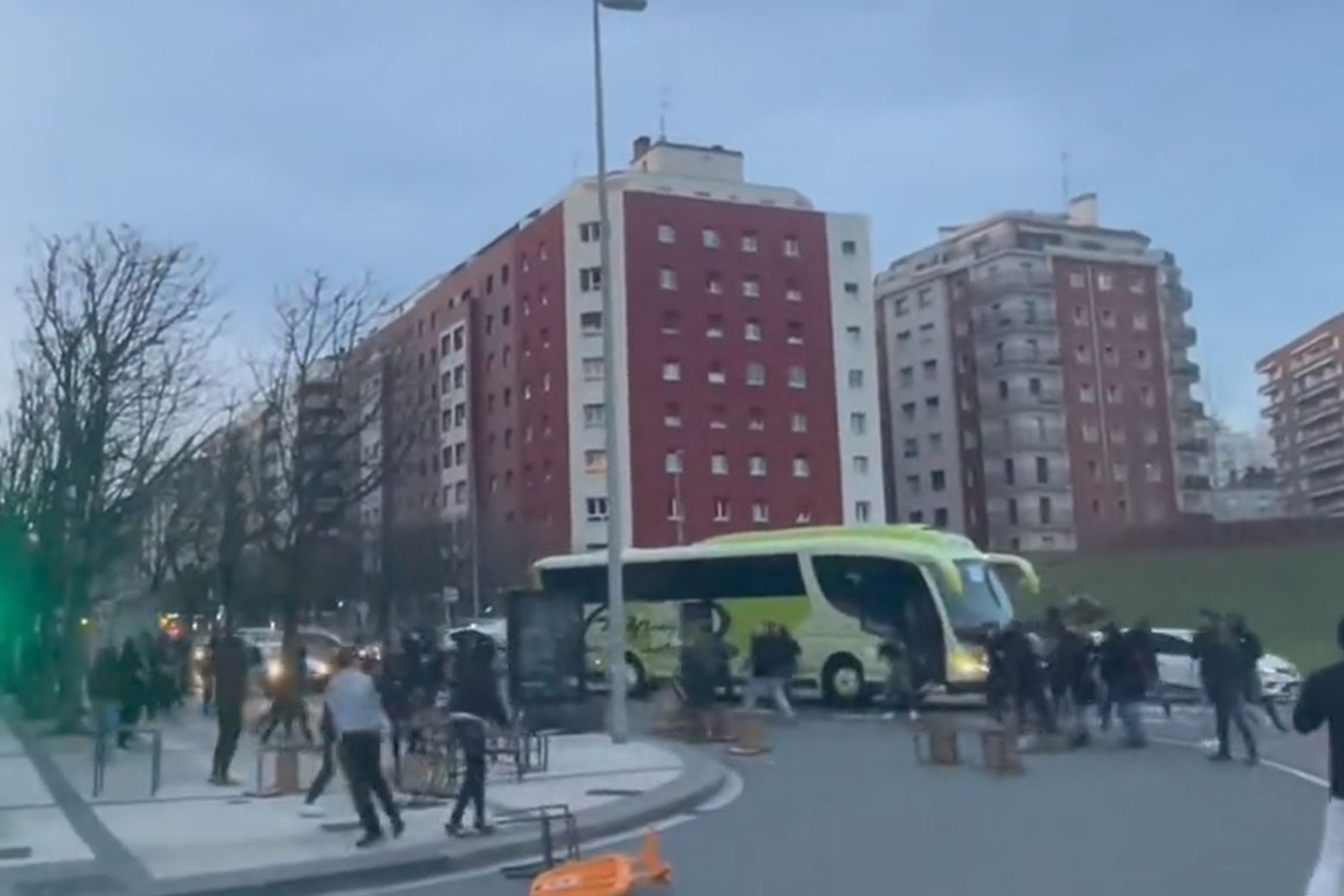 La extrema hostilidad de un grupo de hinchas de la Real con un autobús de romanistas