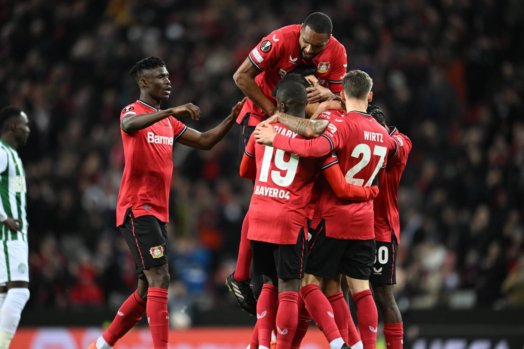 Los jugadores del Leverkusen celebrando el gol de Diaby