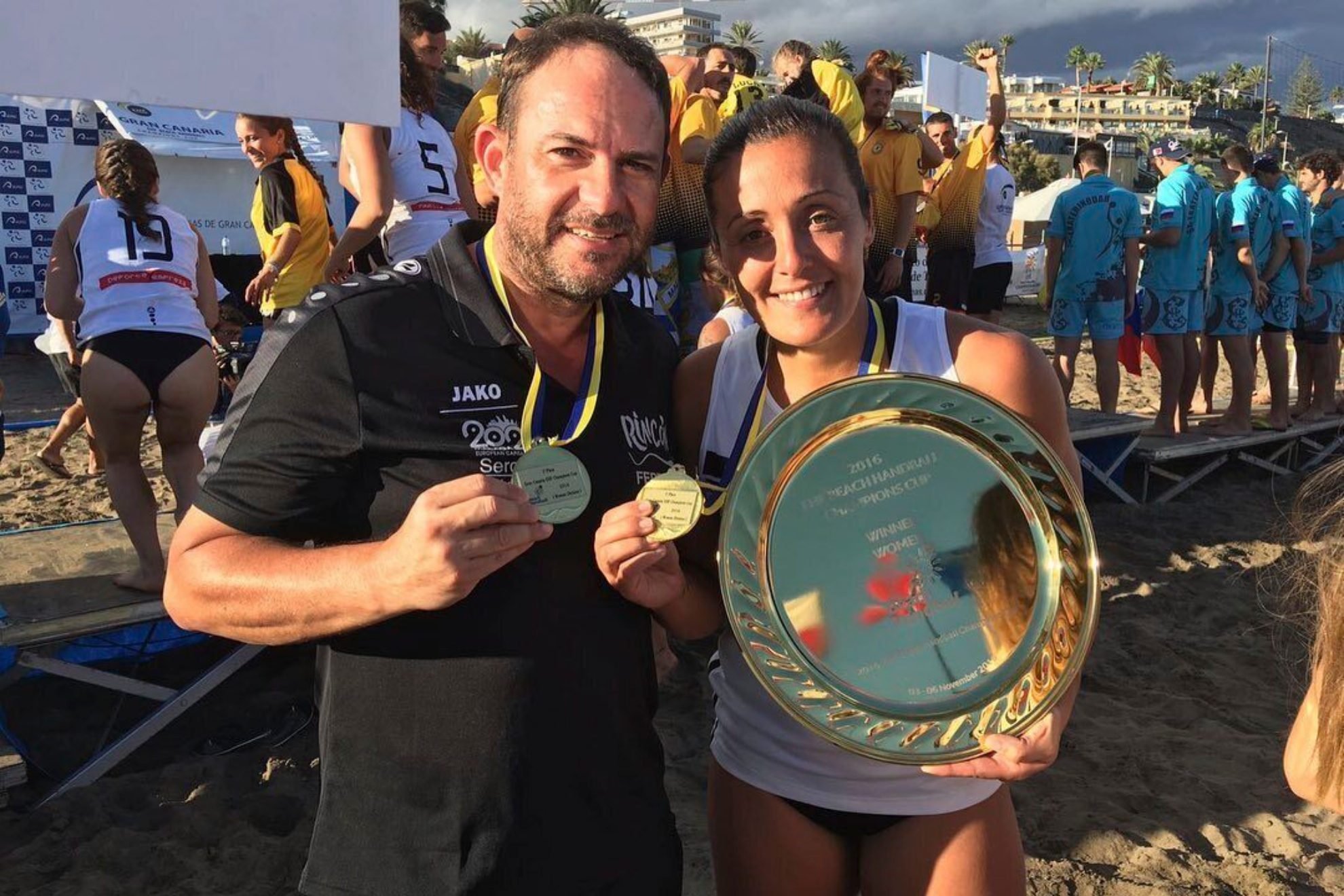 Diego Carrasco y Pepa Moreno posan tras lograr un trofeo continental en balonmano playa