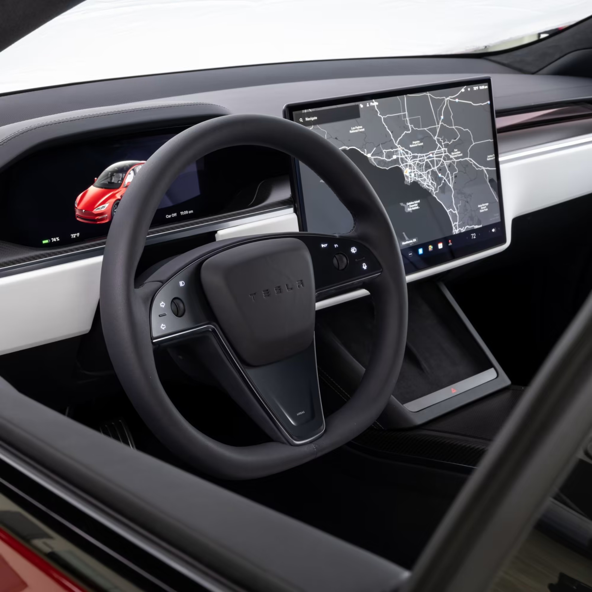 Interior del Tesla Model S con el volante convencional.