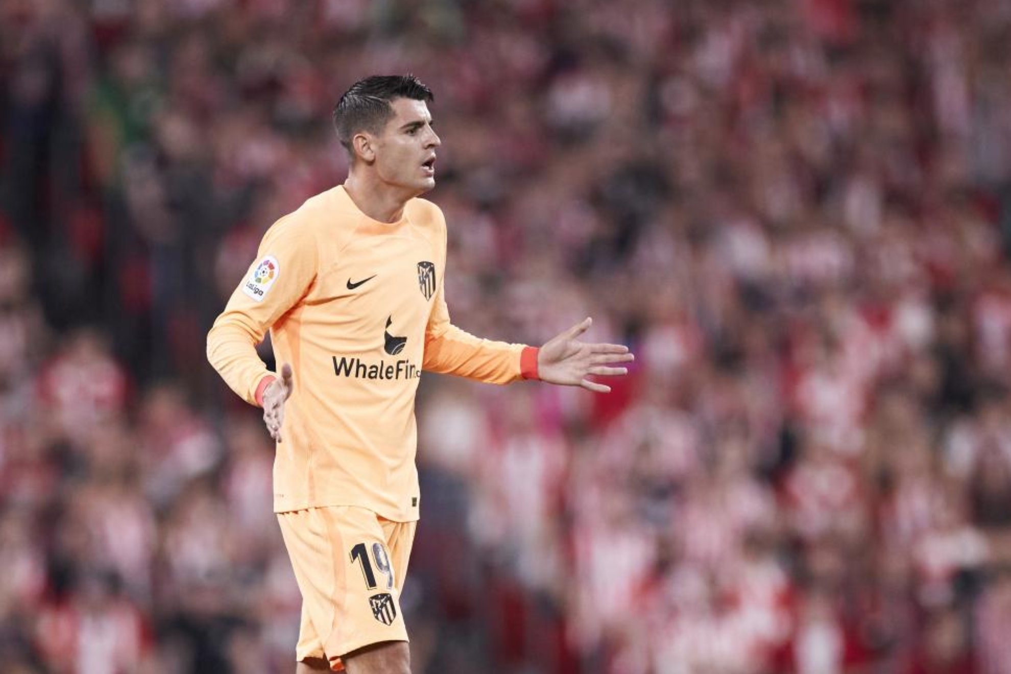 Morata reclama un penalti contra el Athletic.