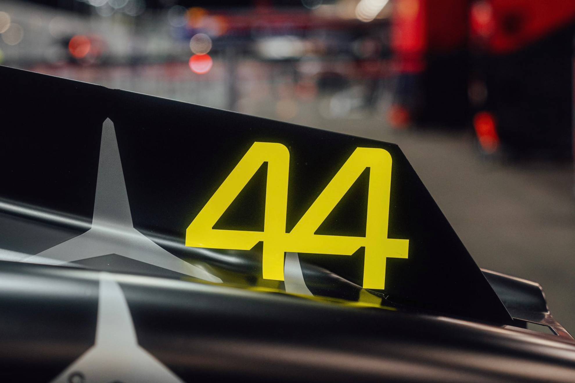 La tapa del motor del W14 de Hamilton, en el GP de Arabia 2023.