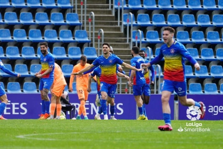 Almpanis celebra el gol del empate en el Estadi Nacional