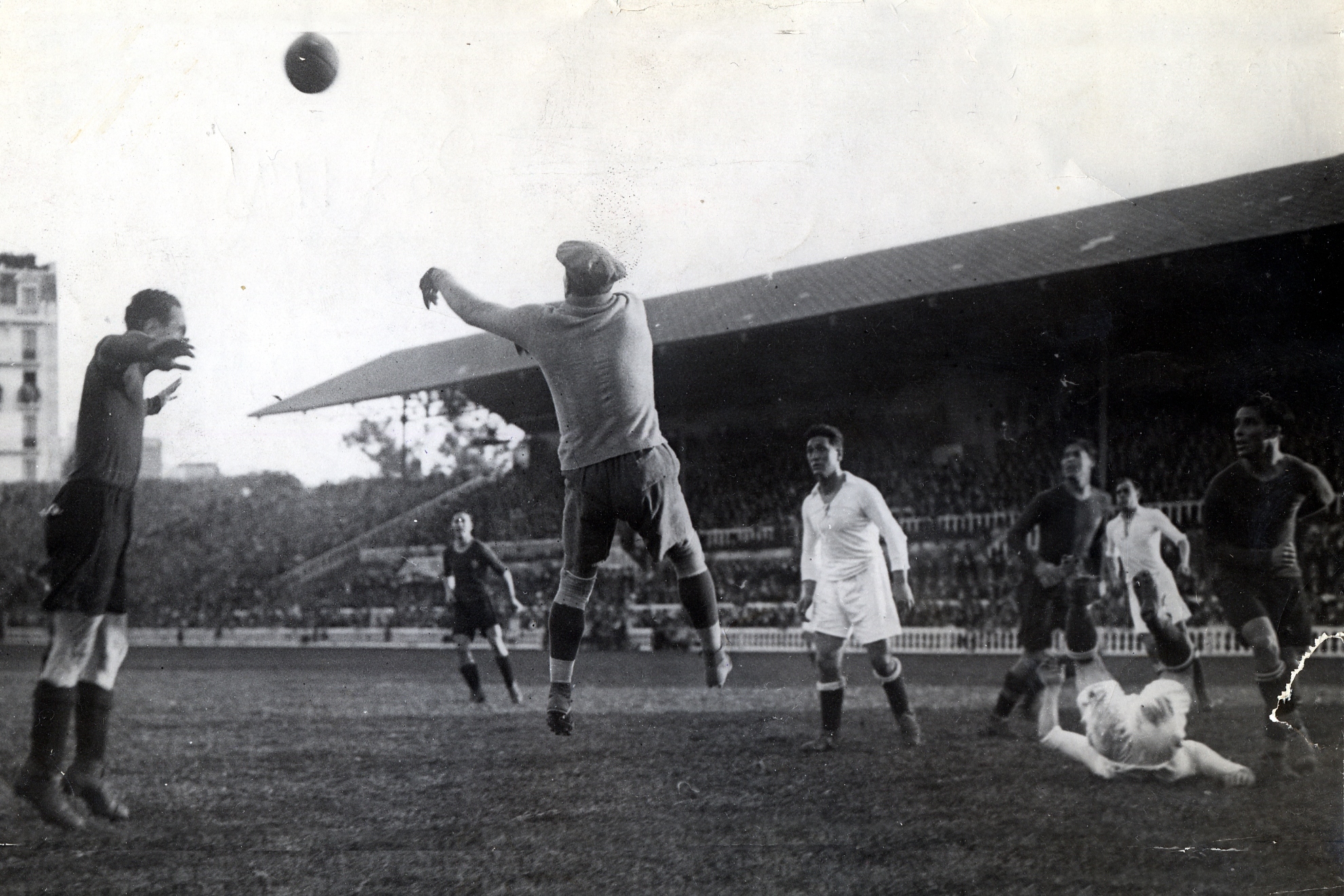 Zamora, en una jugada del Barcelona-Madrid de abril de 1932