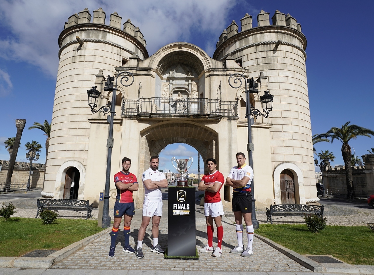 Los capitanes de Espaa, Georgia, Portugal y Rumana posan en Badajoz con el trofeo del REC 2023