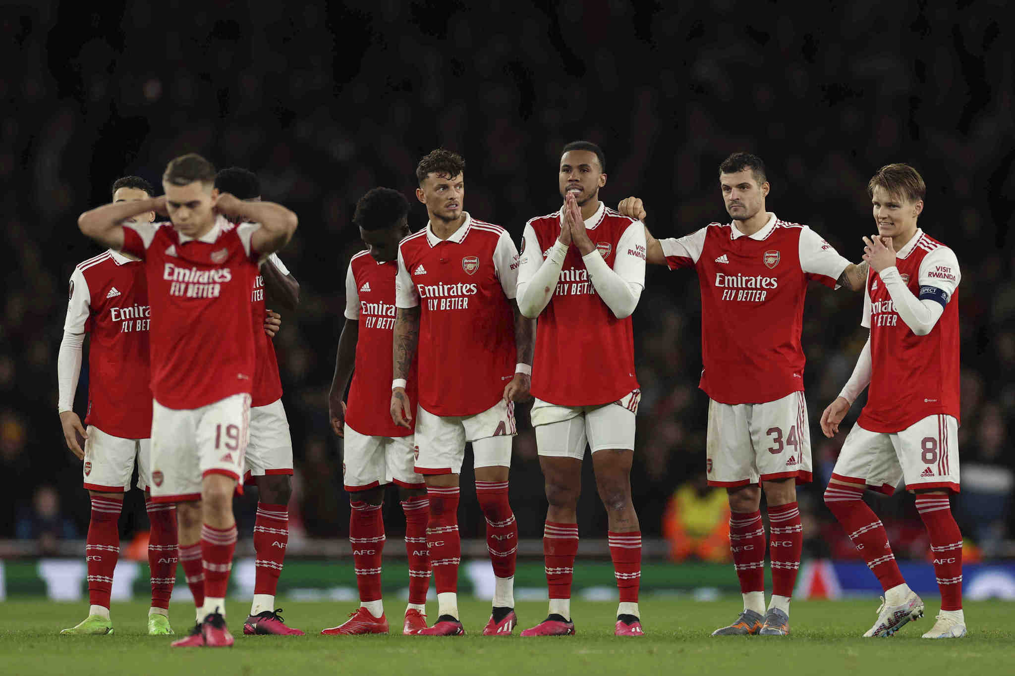 Los jugadores del Arsenal, durante los penaltis ante el Sporting.