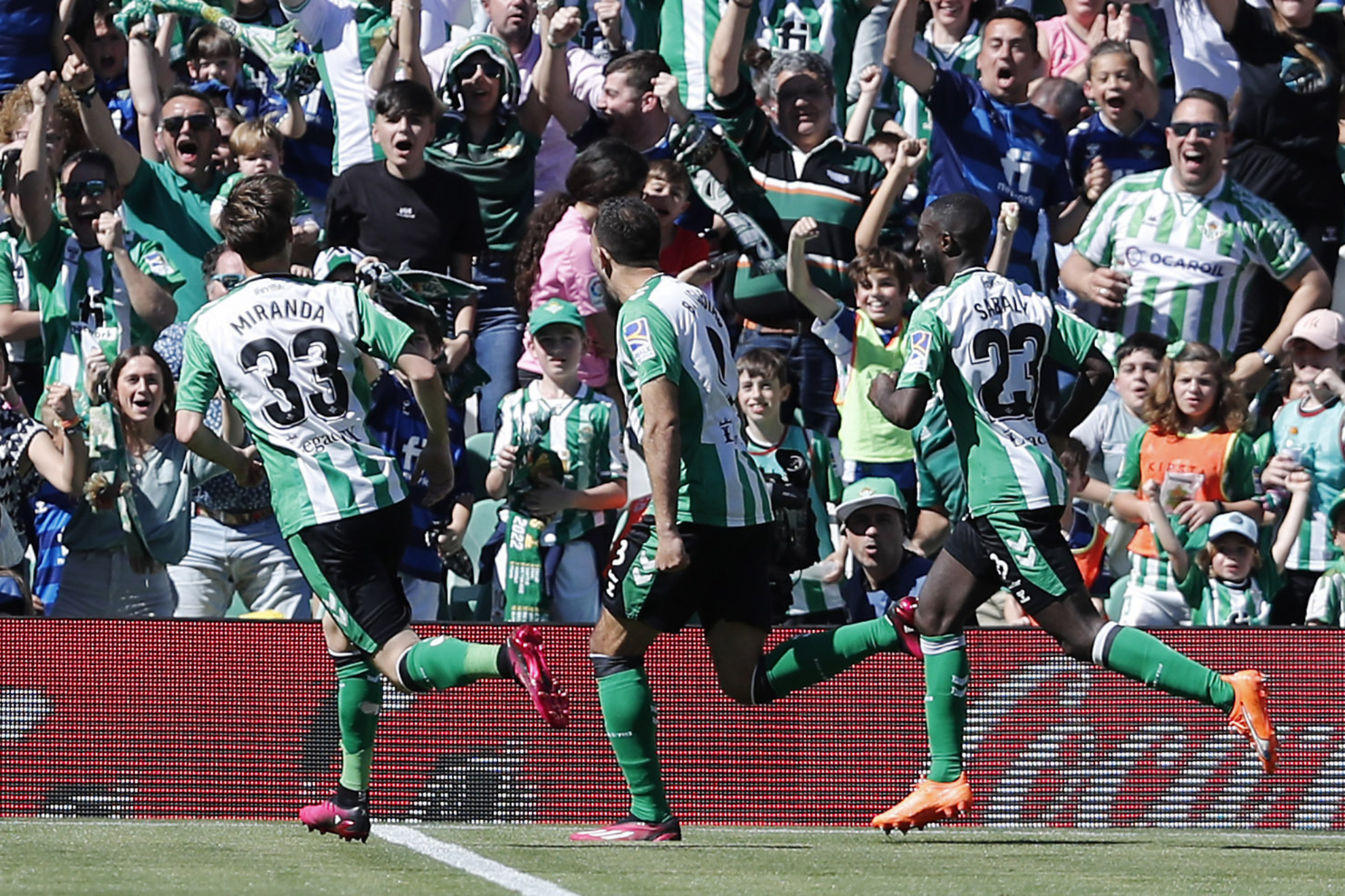Borja Iglesias celebra su gol al Mallorca