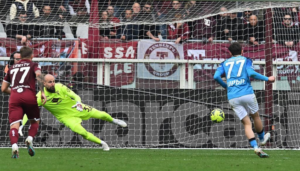'Chucky' y Napoli más cerca del Scudetto: victoria 0-4 al Torino