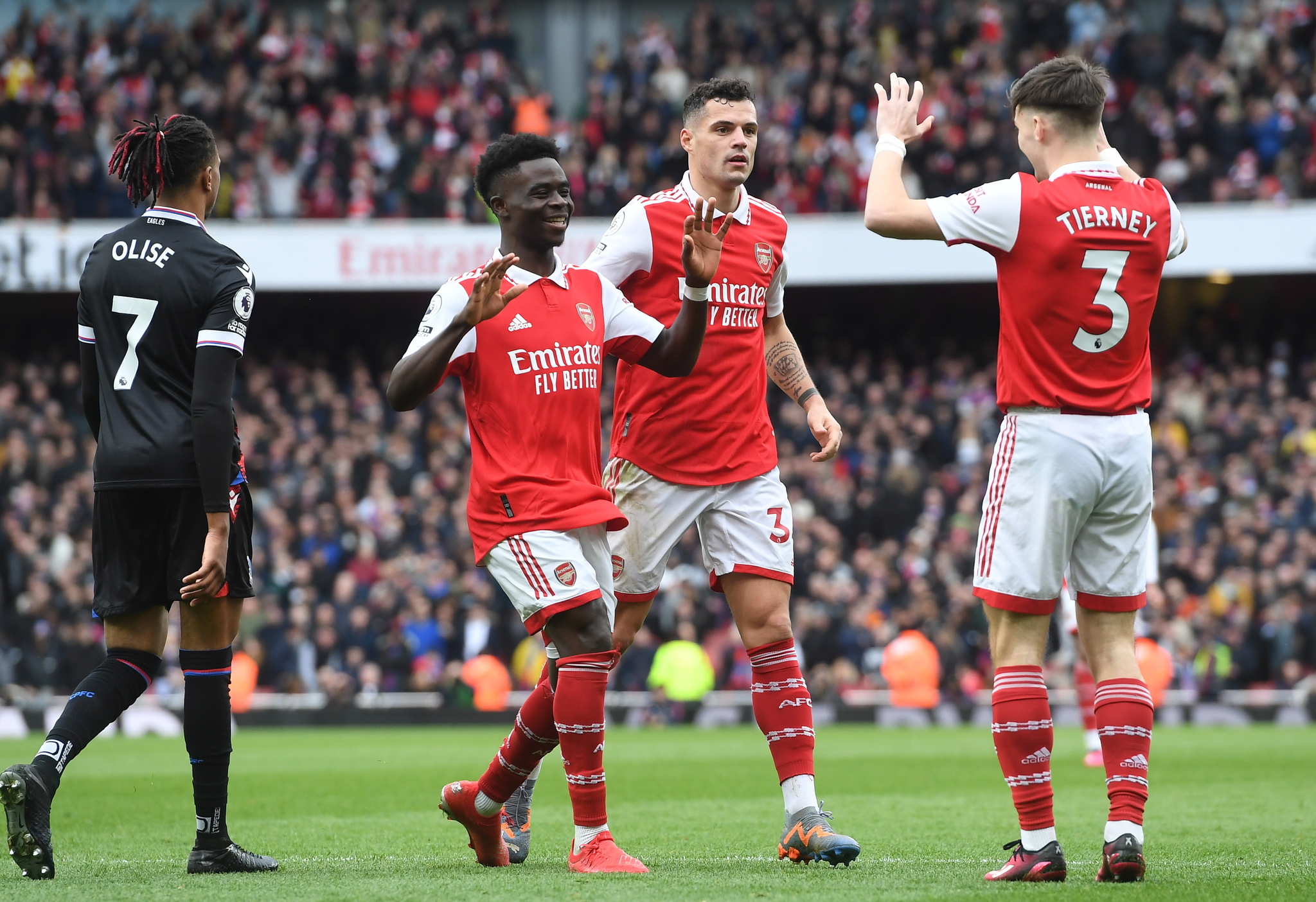 Bukayo Saka (2-L) of Arsenal celebrates with Kieran Tierney (R) and Granit Xhaka (3-L) after scoring