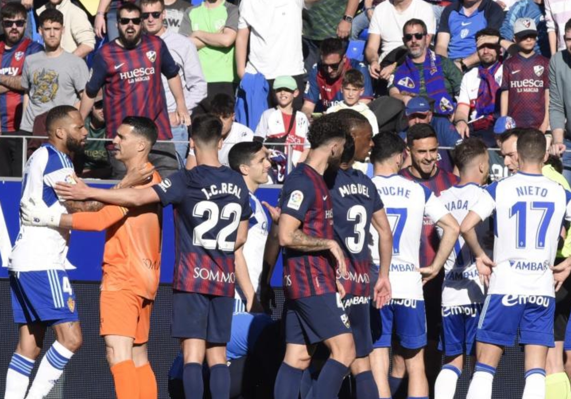 Los jugadores del Huesca y Zaragoza intentan poner tranquilidad al derbi tras las dos expulsiones de sus capitanes.