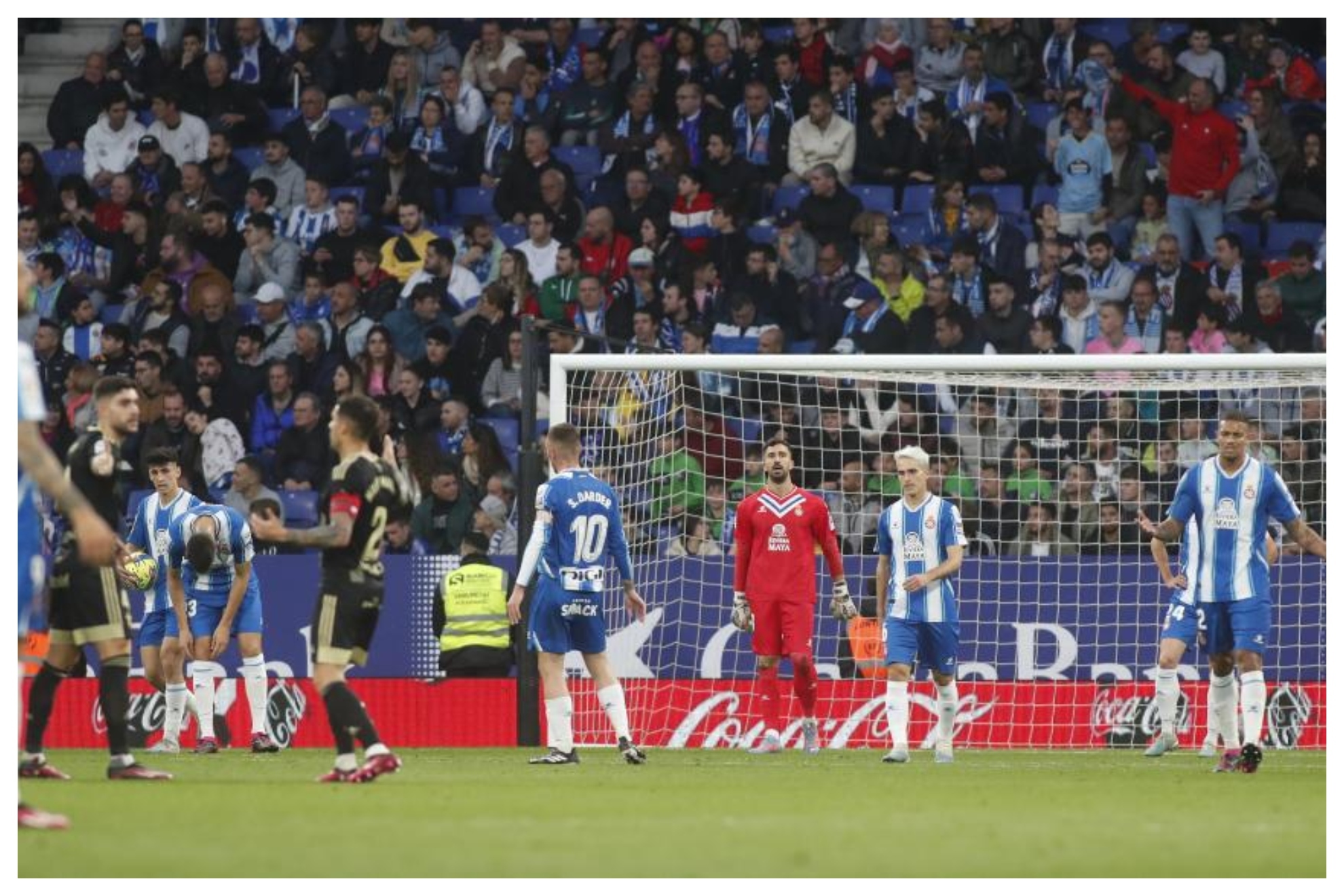 Los jugadores del Espanyol, cabizbajos, en el encuentro contra el Celta.