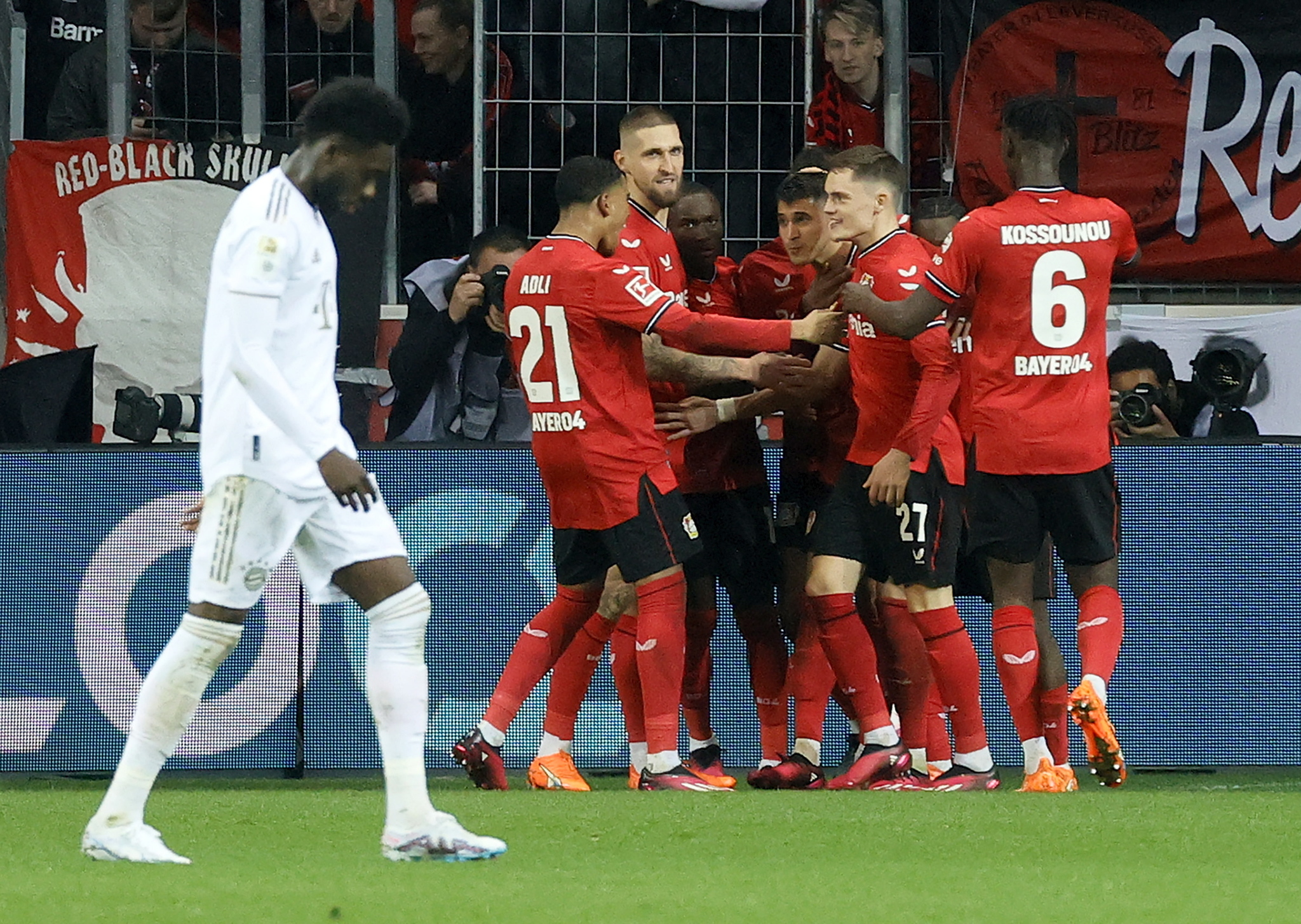 Los jugadores del Leverkusen celebran un gol.