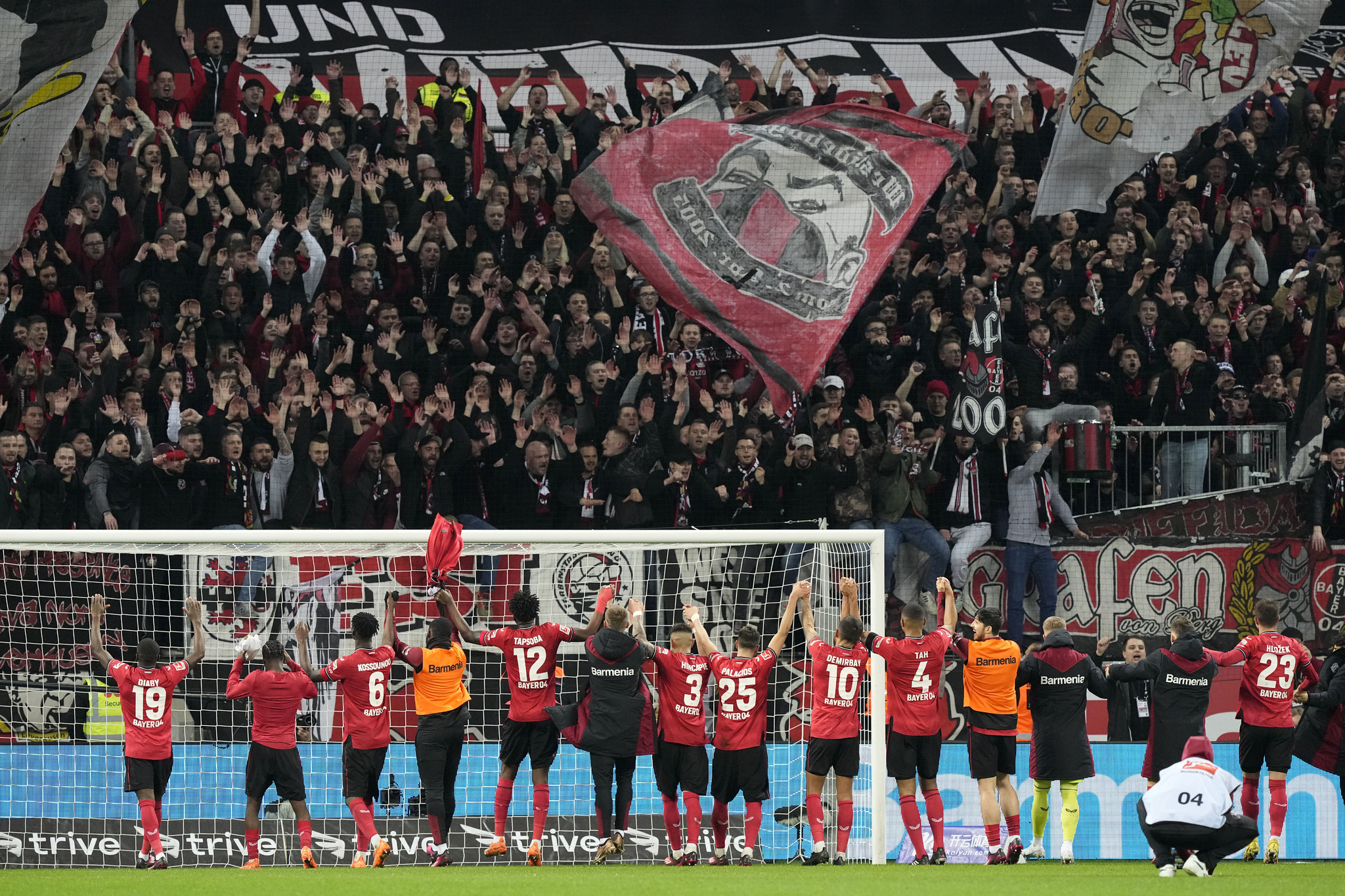 Los jugadores del Leverkusen celebran la victoria con su afición.