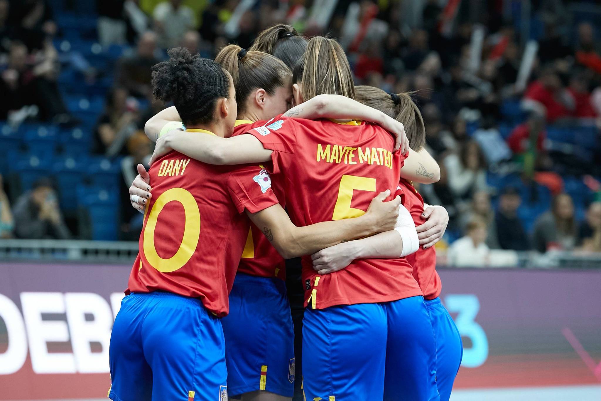 Las jugadoras de Clàudia Pons celebran uno de sus cinco goles