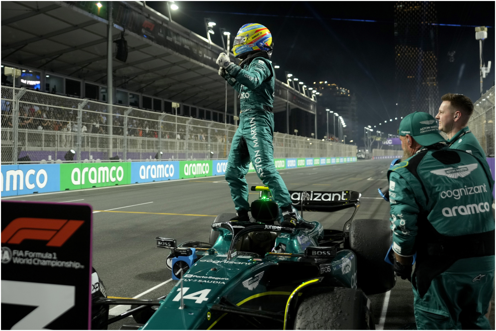 Alonso, de pie sobre su coche, celebra su provisional tercer puesto.