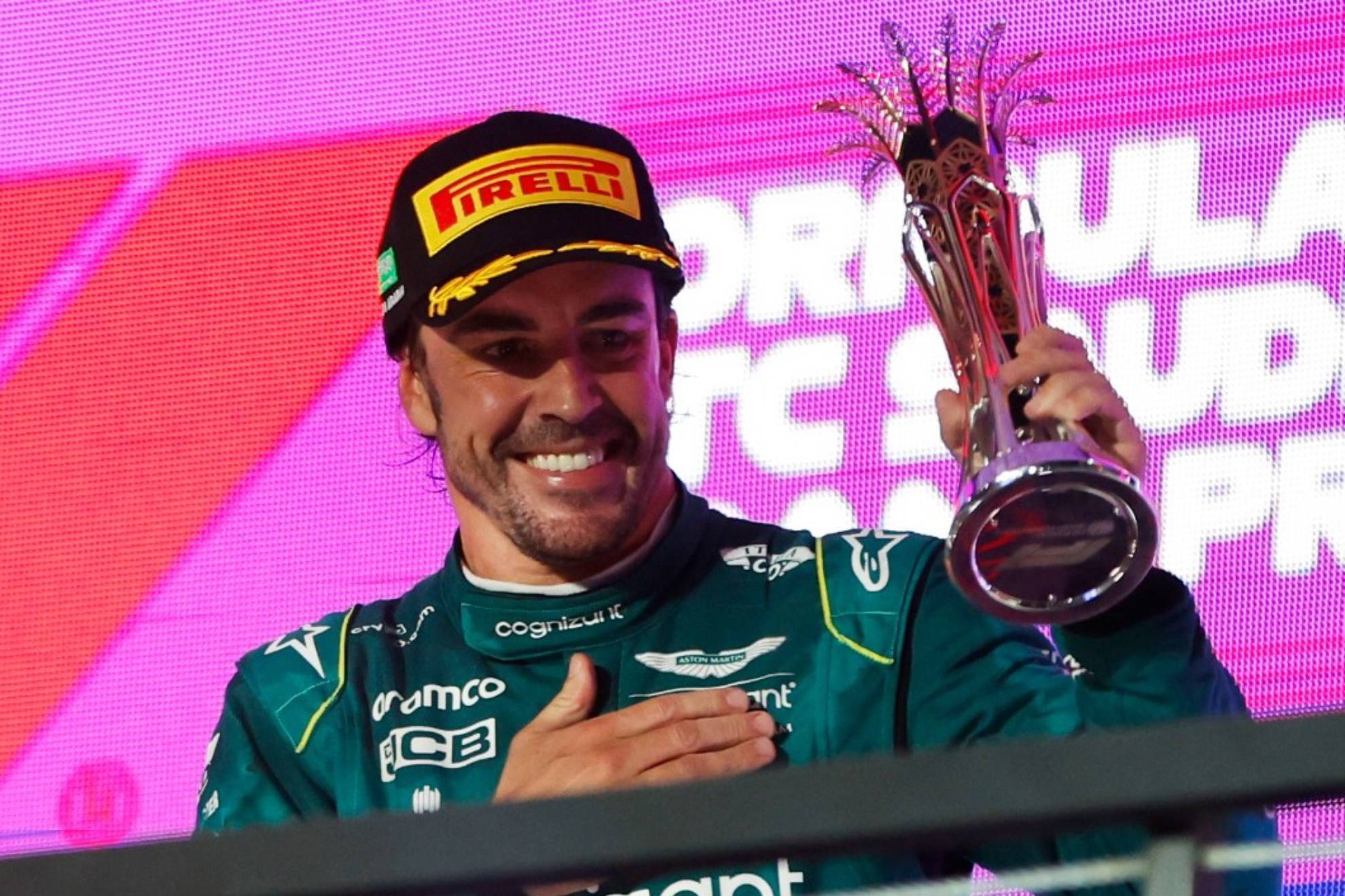 Alonso dedica a sus mecánicos e ingenieros el podio en el GP de Arabia 2023.