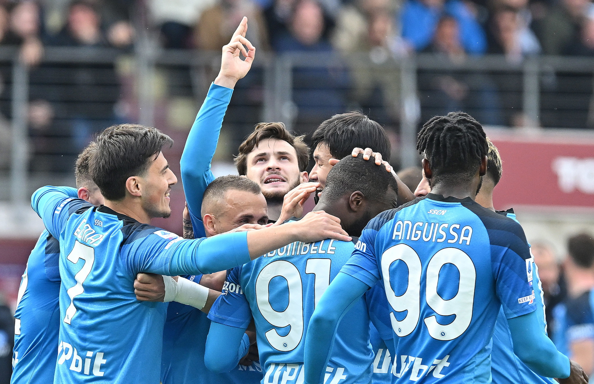 Los jugadores del Napoli festeggiano un gol.