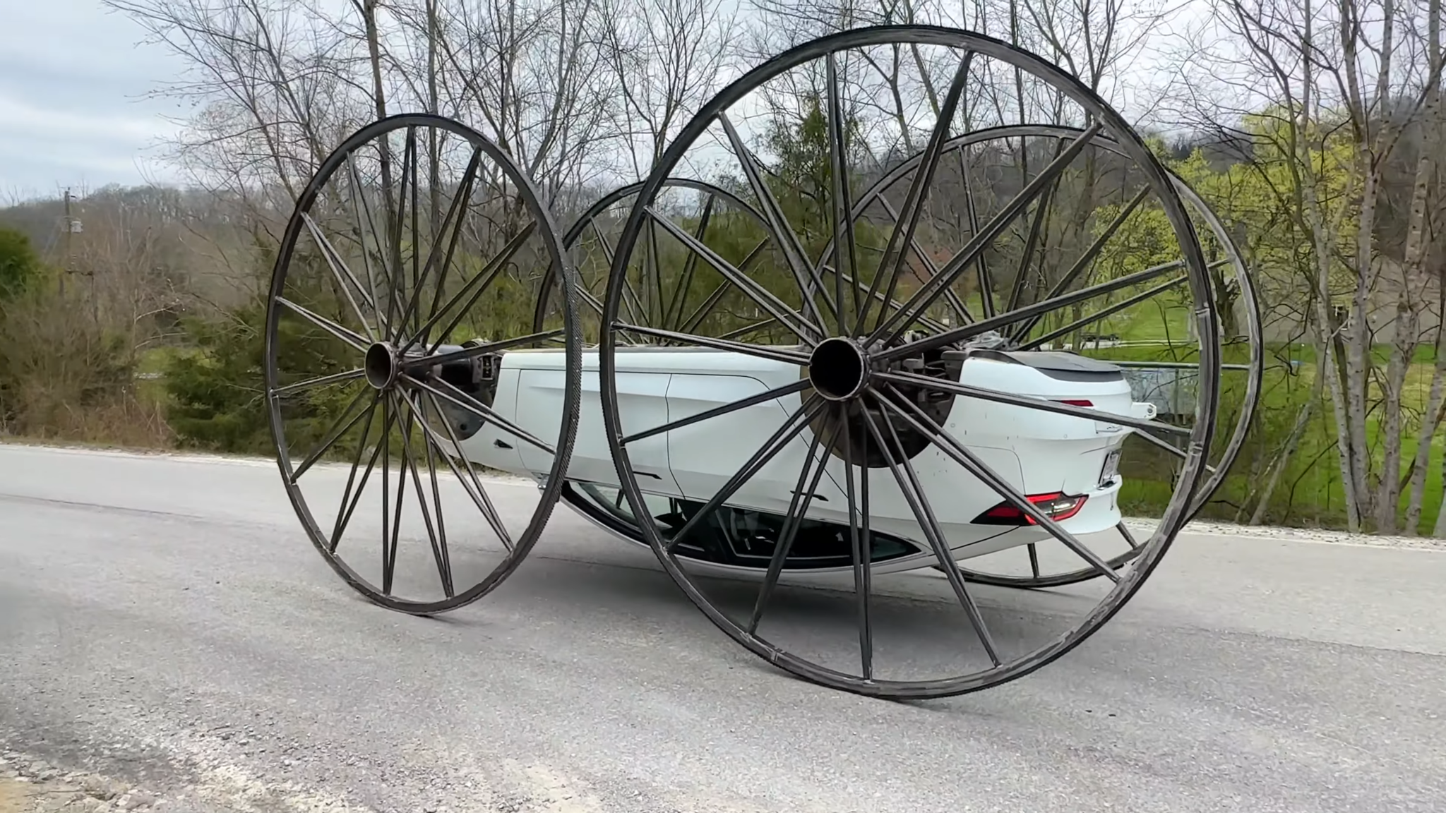 El Model 3, del revés y sobre unas enormes ruedas de carruaje.