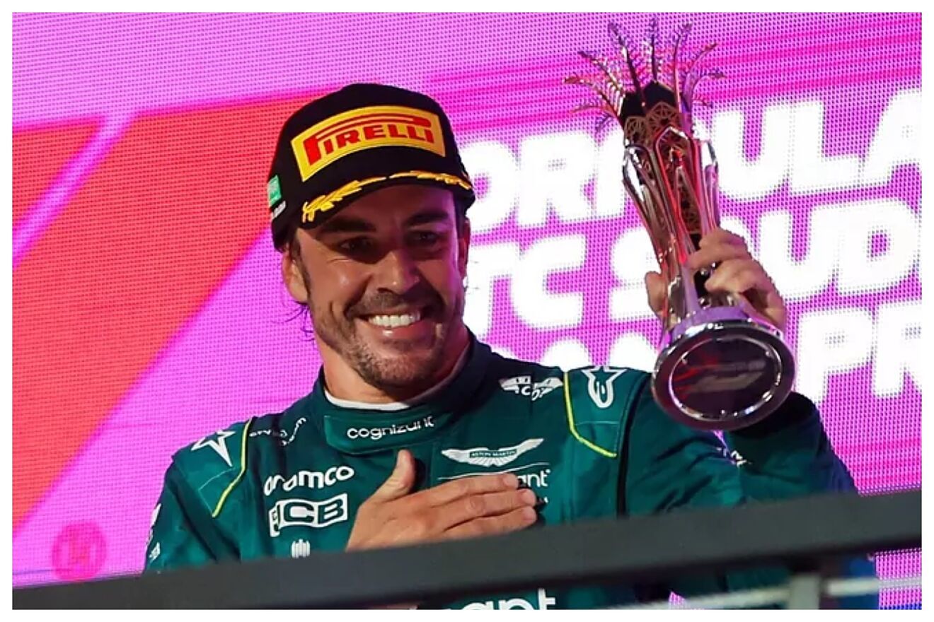 Fernando Alonso celebra su tercera plaza en Arabia.