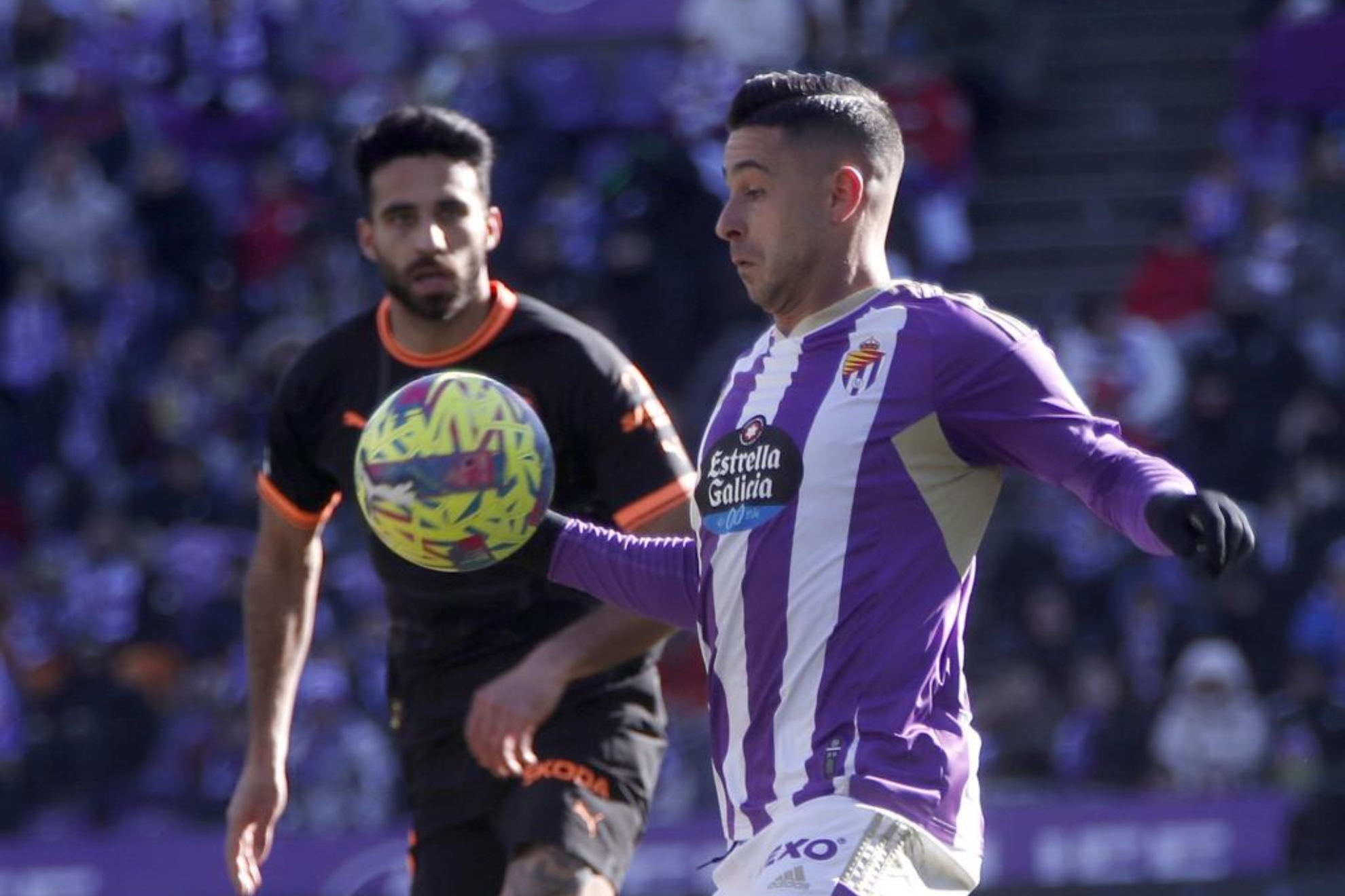Sergio León intenta controlar un balón en un partido con el Valladolid.