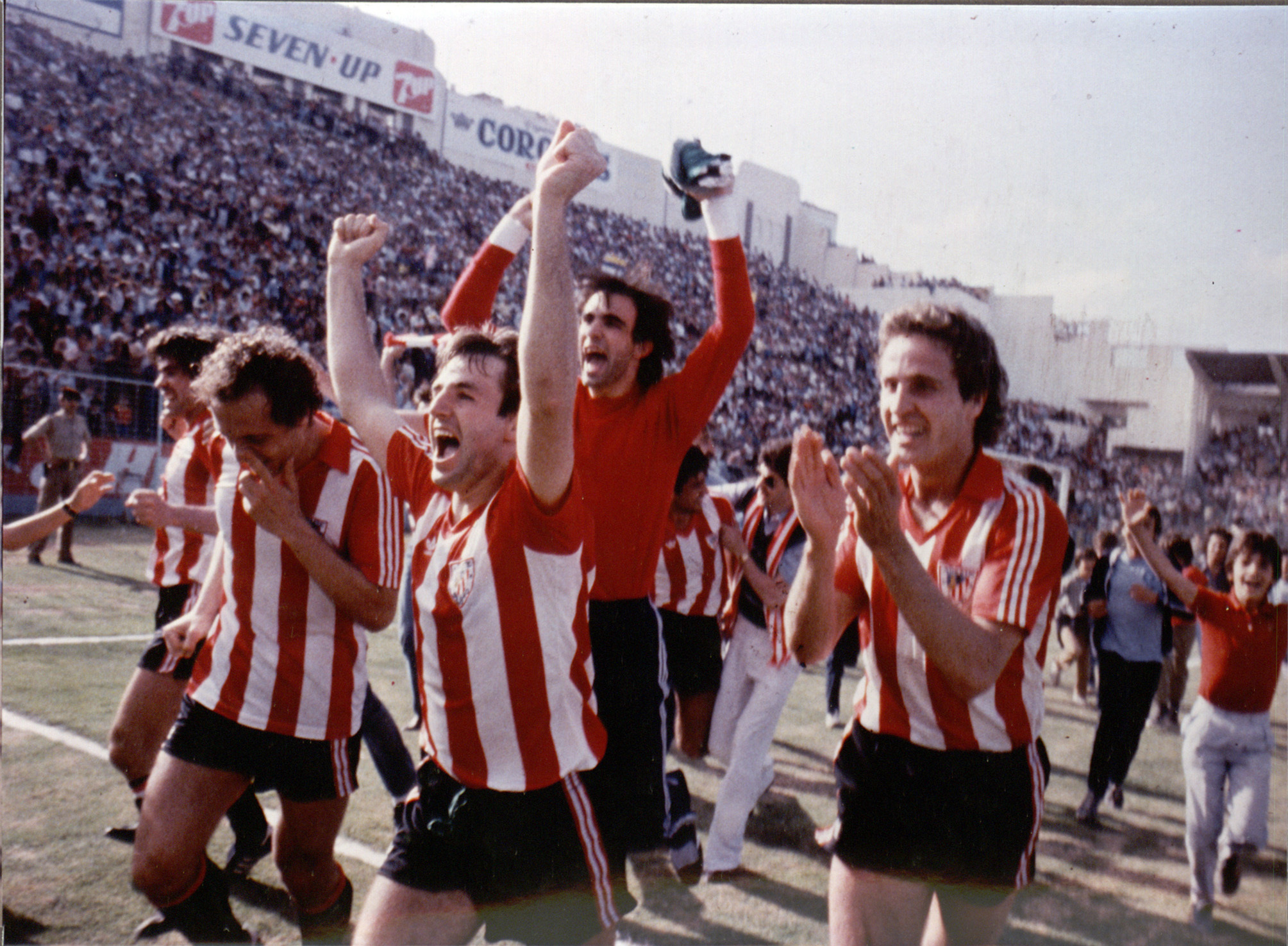 Varios jugadores del Athletic celebran el título de Liga conseguido en Las Palmas el 1 de abril de 1983.