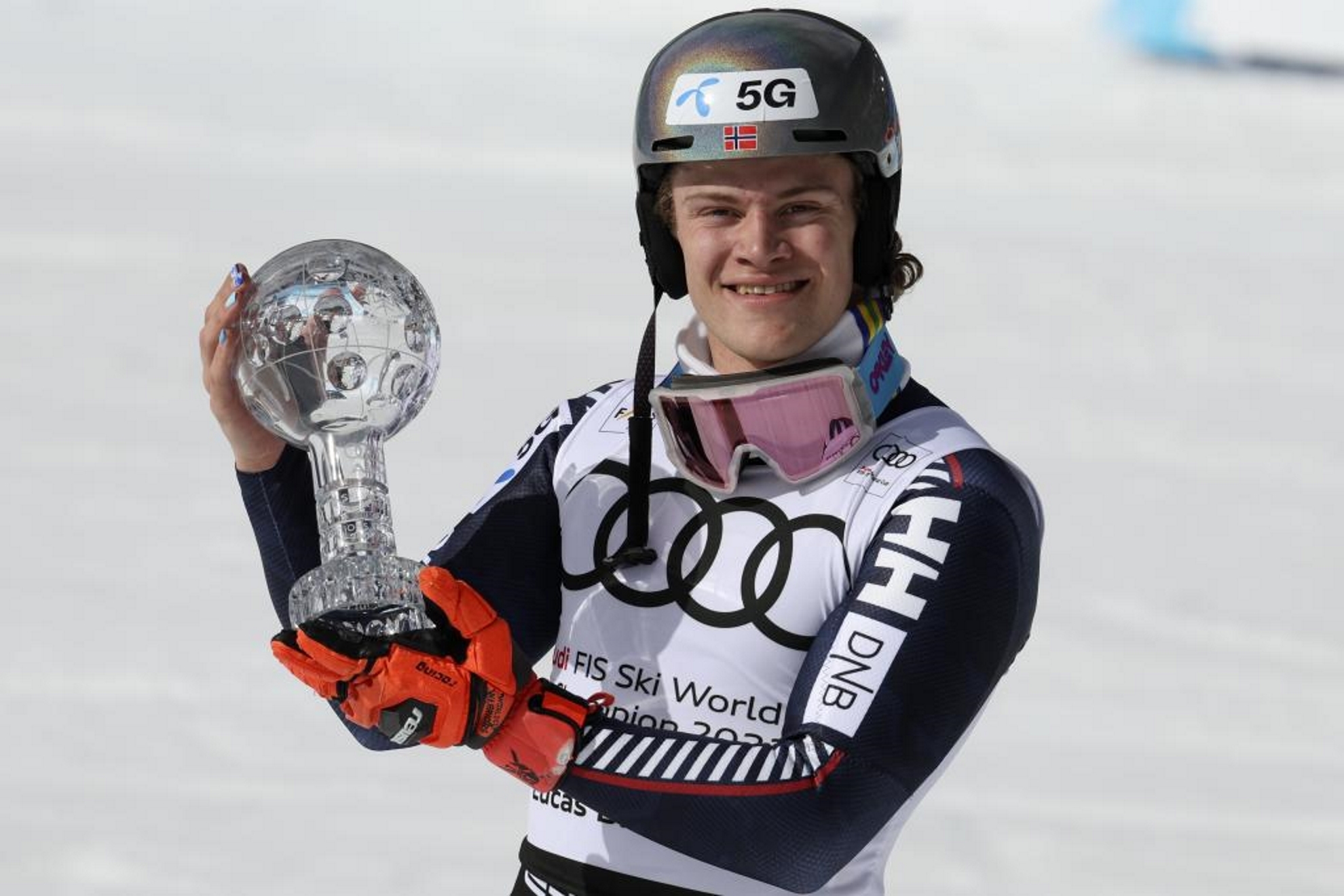Lucas Braathen sostiene el Globo de cristal de slalom.
