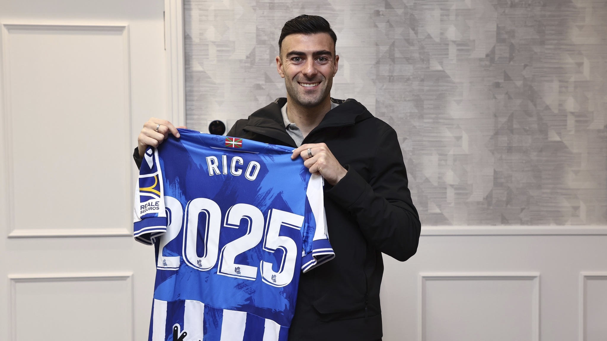 Diego Rico posa con la camiseta especial por su renovación.