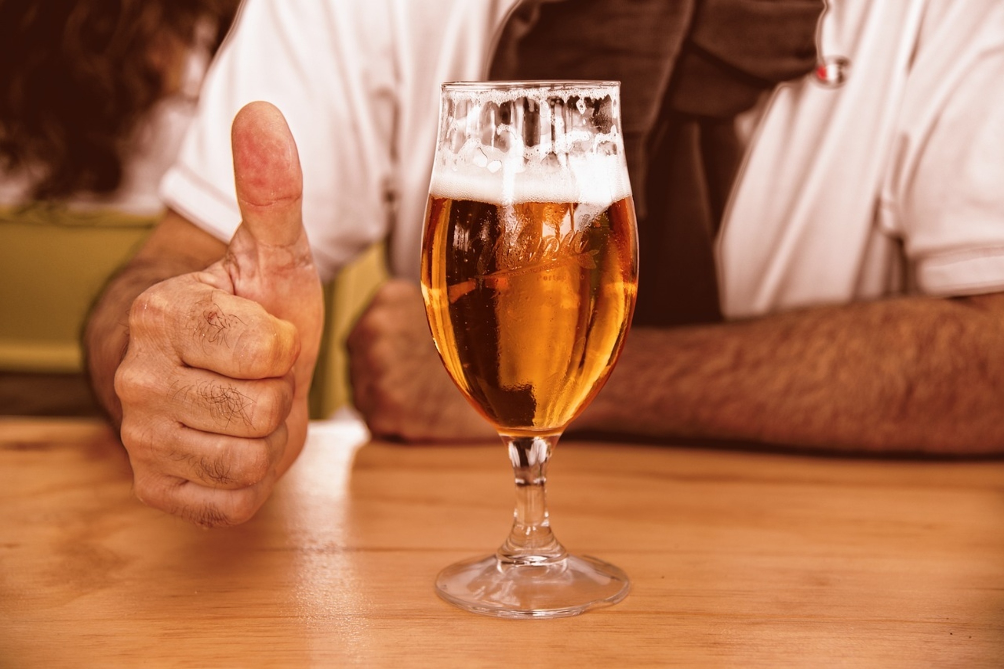 ¿Cerveza en lata o en botella? Científicos resuelven la duda de cómo sabe mejor