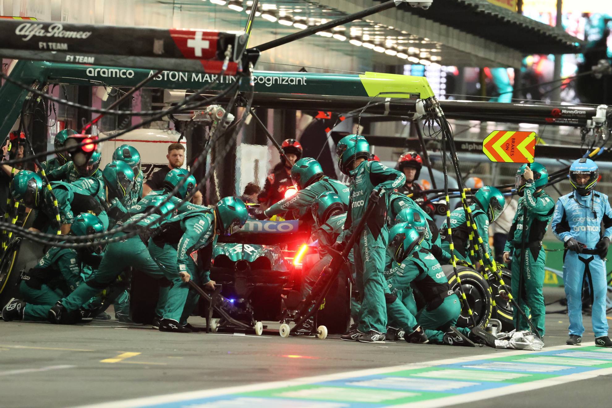 Momento en el que Alonso cumplió su sanción, con sus mecánicos esperando.