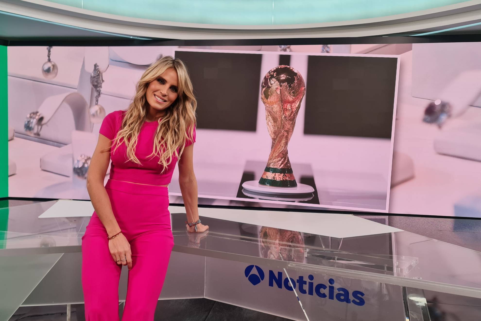 Angie Rigueiro, con una rplica de la Copa del Mundo en el plat de Antena 3 Noticias.