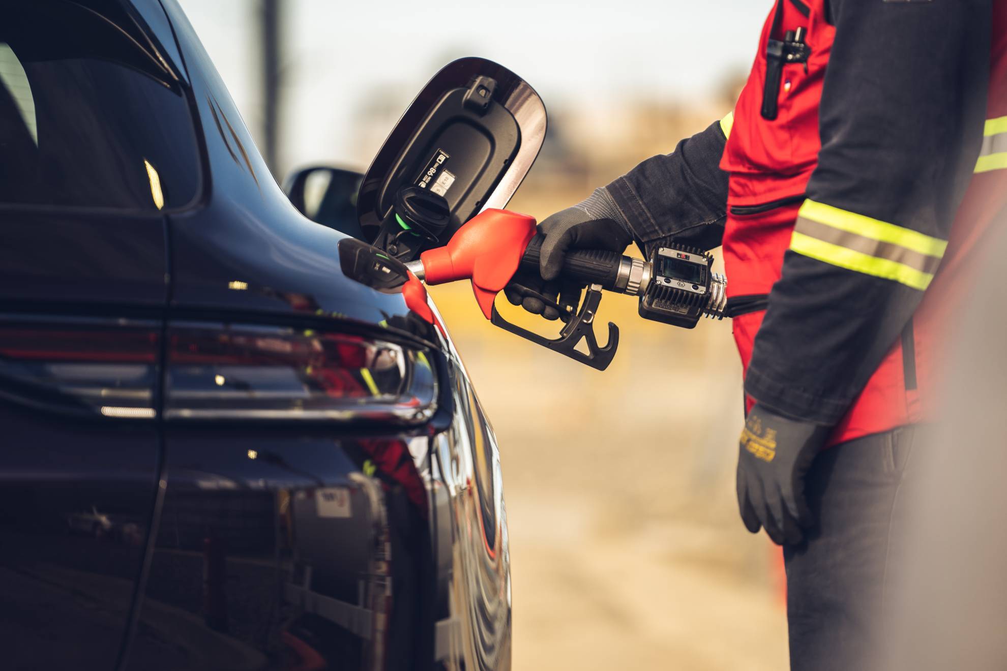 Los combustibles sintéticos podrán salvar a los coches diésel y gasolina, pero... ¿a qué precio?