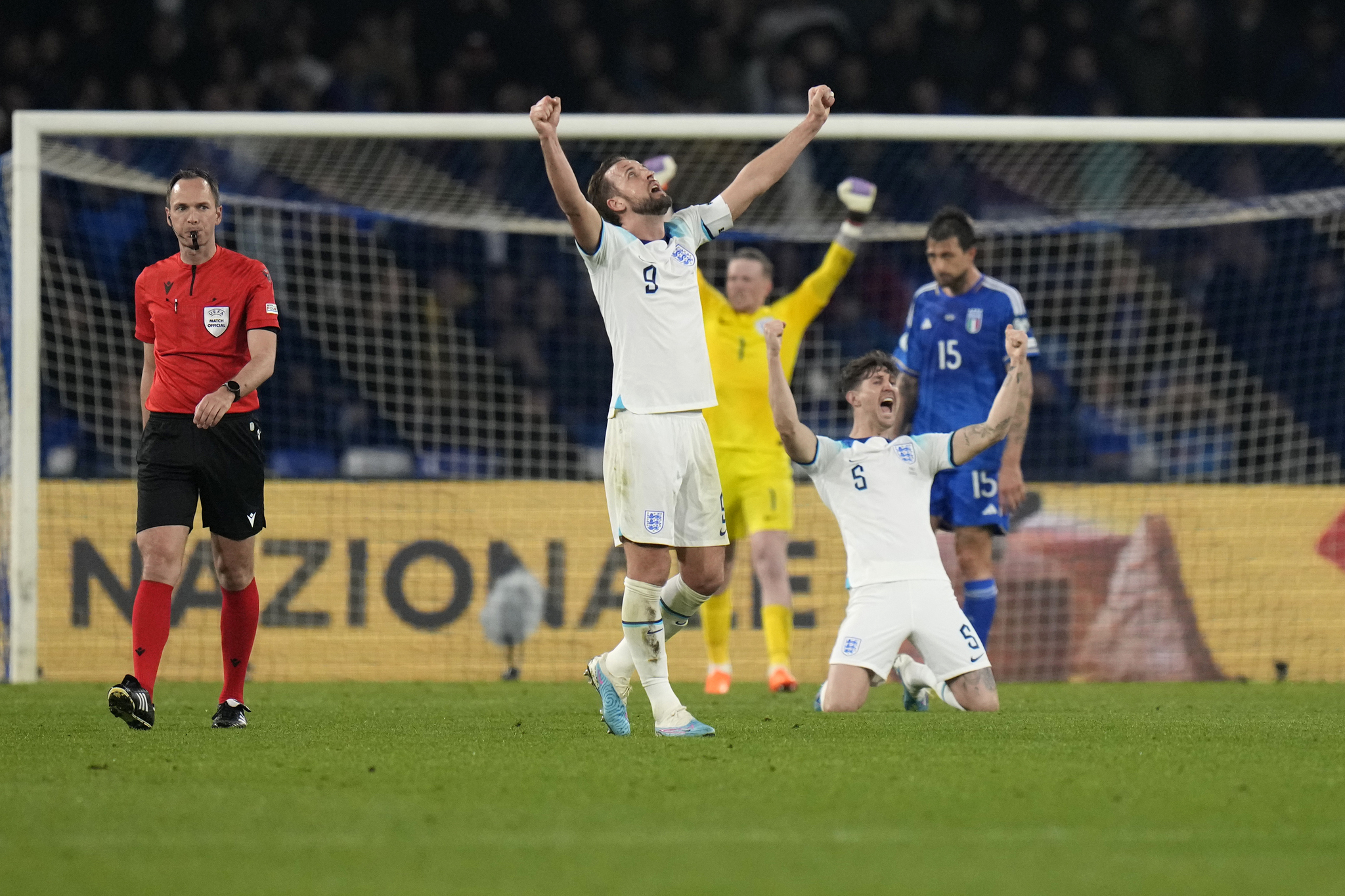 Los jugadores de Inglaterra celebran la victoria ante Italia.