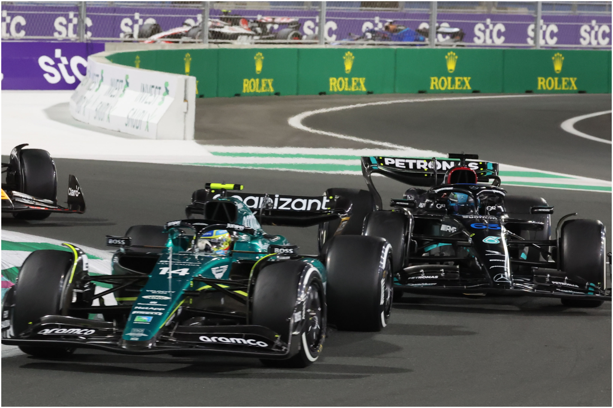 Alonso, por delante de Russell, en el circuito de Jeddah.