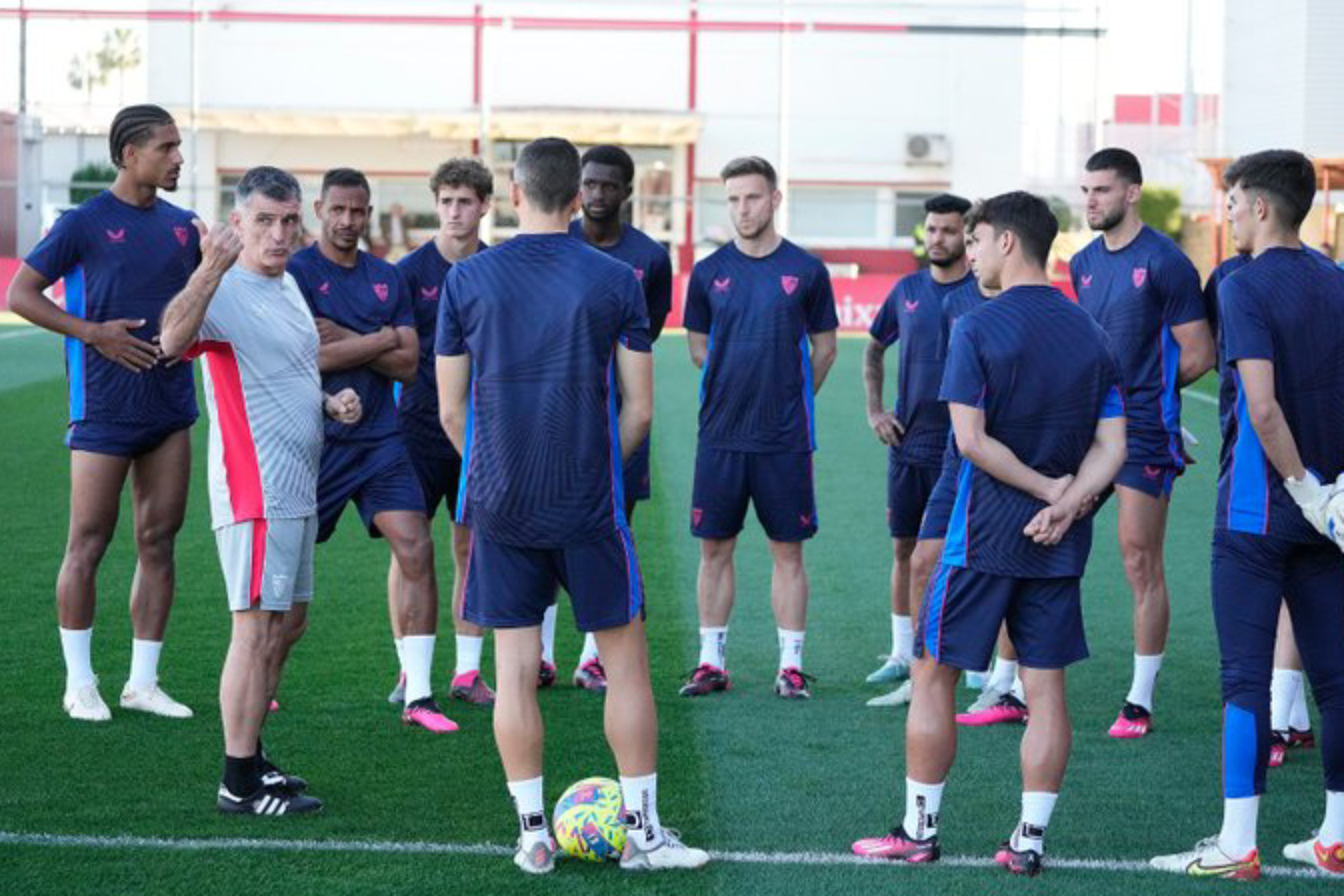 Mendilibar se dirige a los jugadores durante un entrenamiento.