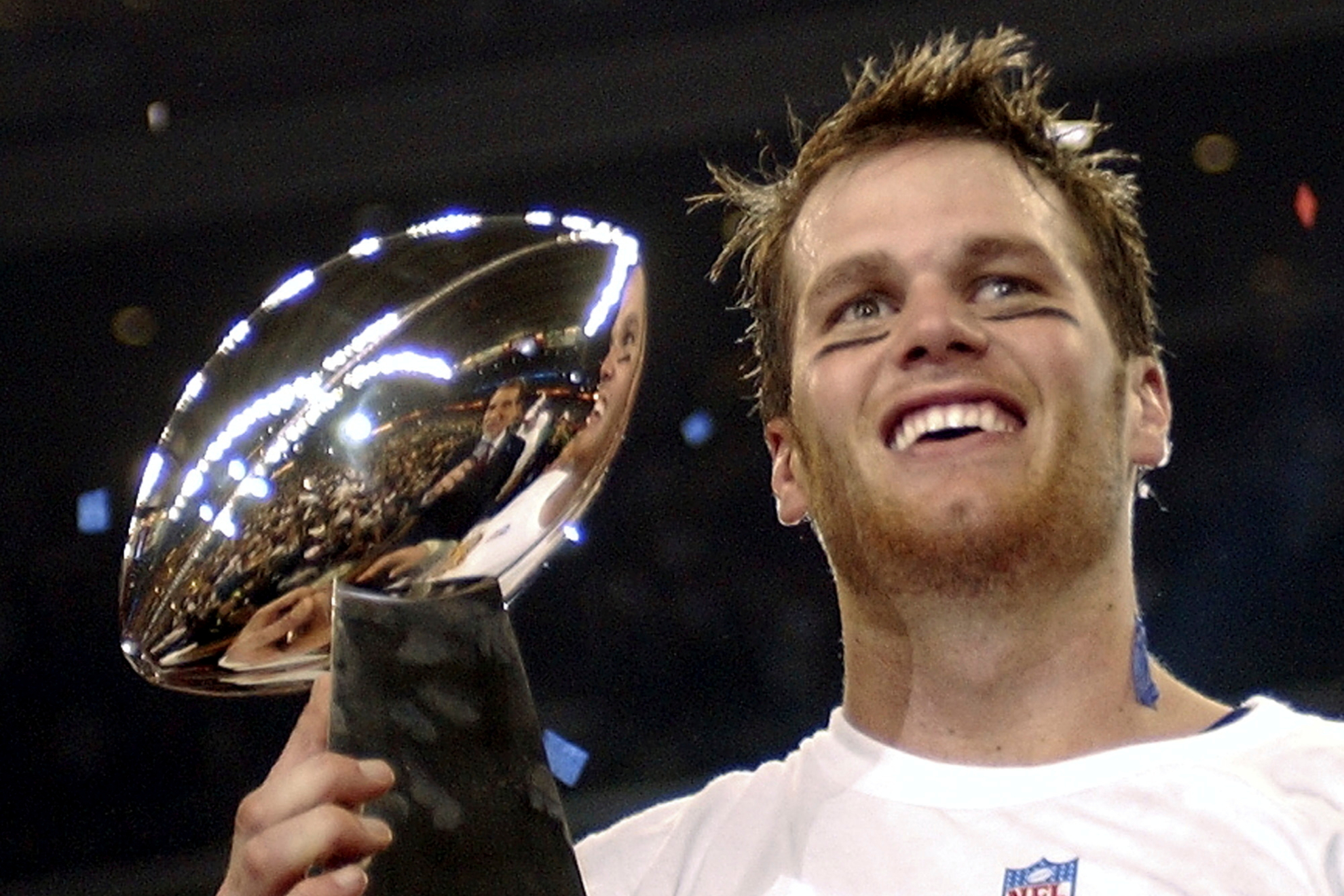 Tom Brady con el trofeo Vince Lombardi de la Super Bowl de 2004.