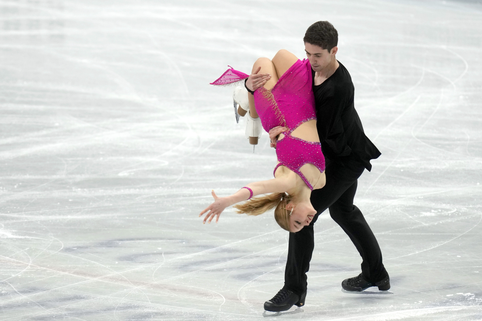 Sofia Val y Asaf Kazimov durante su participación en el Mundial de patinaje artístico de Saitama (Japón).