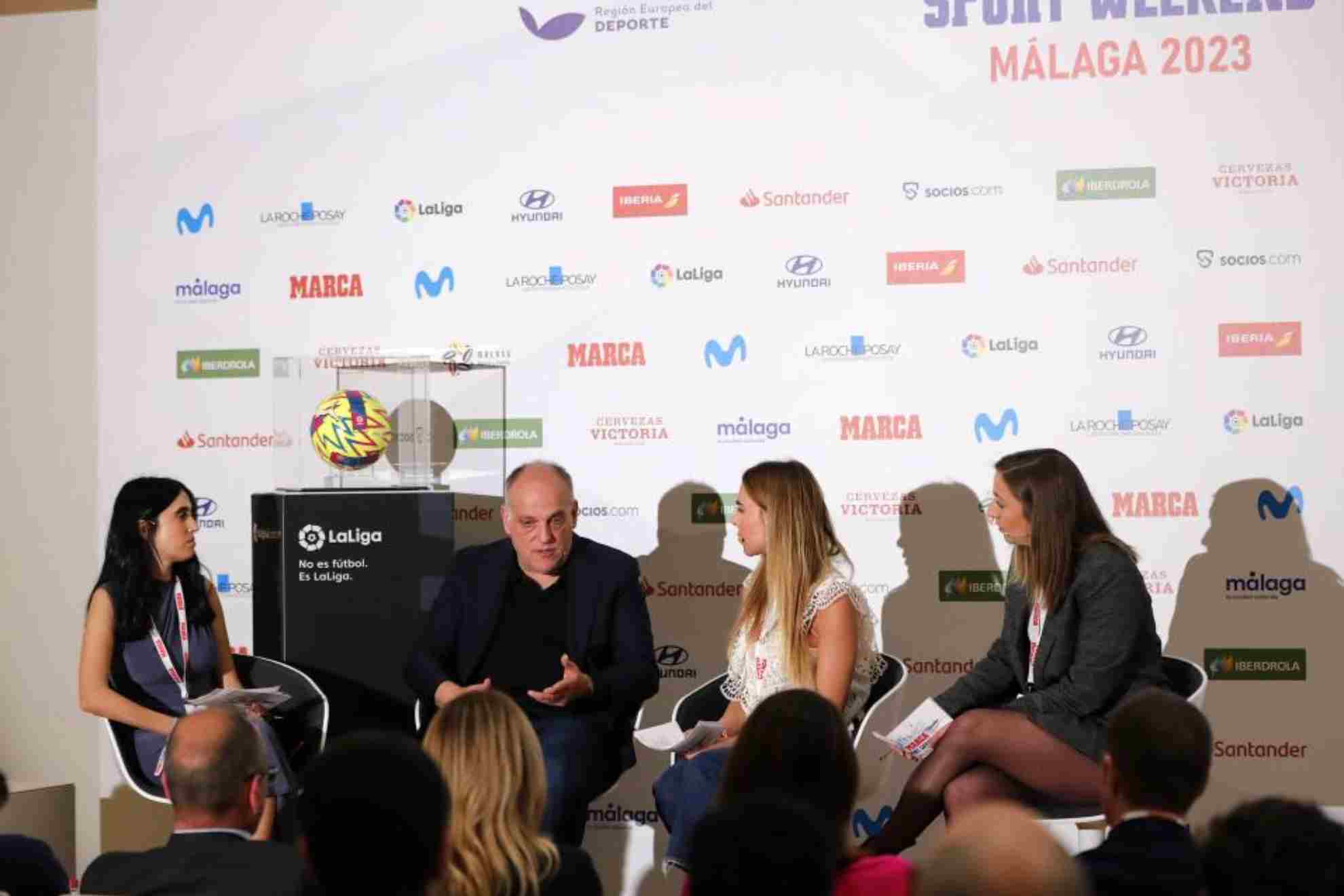 Javier Tebas, presidente de LaLiga, entrevistado por Nuria Cruz, Helena Condis y Mar Bianchi.