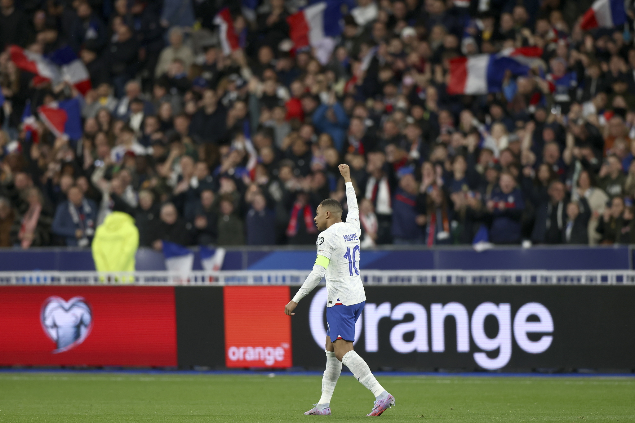 Mbapp� celebra su gol en el Stade de France.