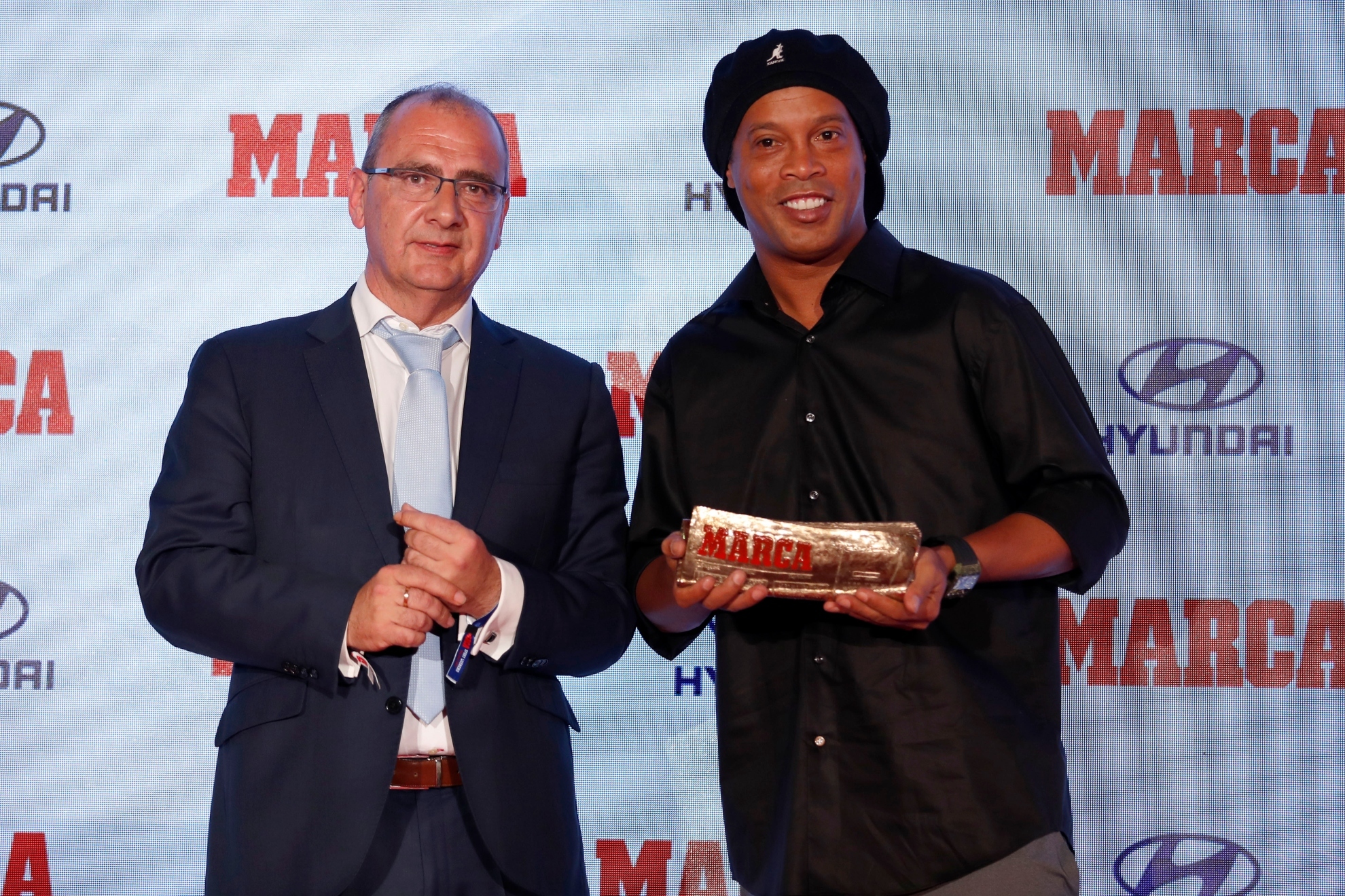 Ronaldinho recibe el MARCA LEYENDA de manos de Juan Ignacio Gallardo.