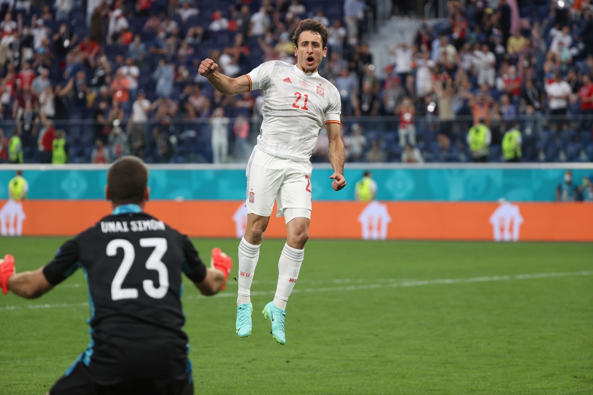 Oyarzabal celebra con Unai Simn el penalti marcado a Suiza y el pase a las semifinales de la Eurocopa/Pablo Garcia/RFEF