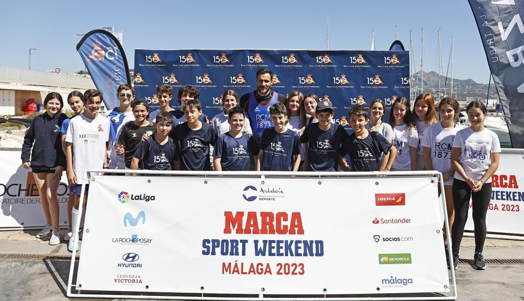 El palista, con los niños y la camiseta del aniversario del Club Mediterráneo