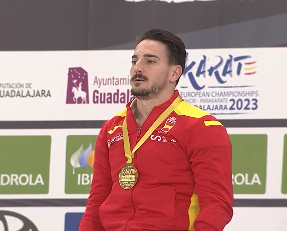 Damián Quintero, con el oro en el podio.
