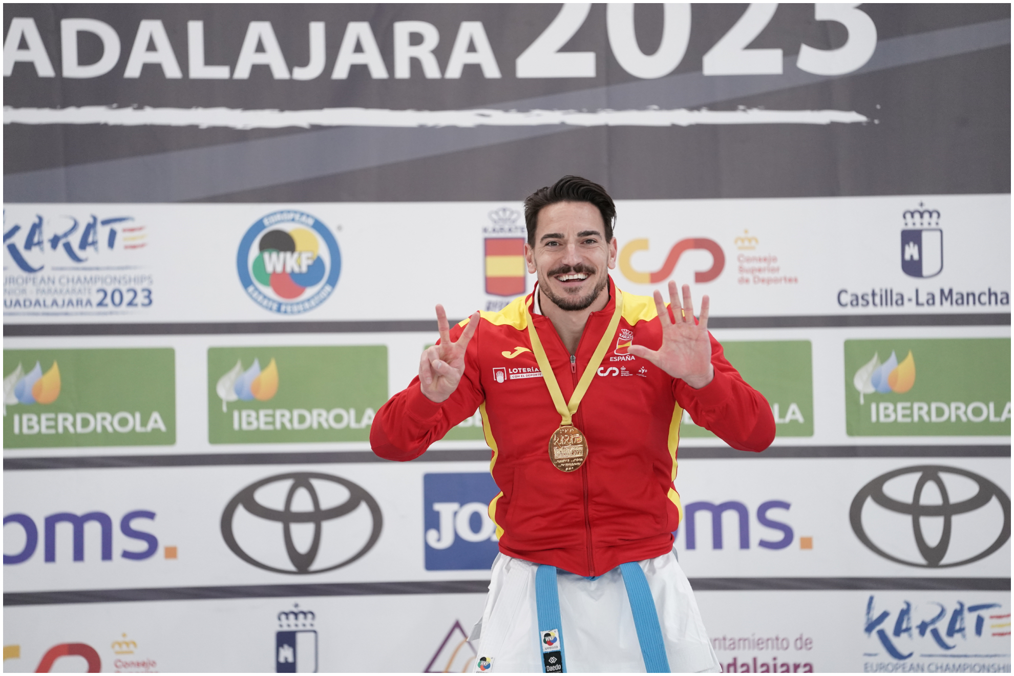 Damián Quintero muestra siete dedos tras ganar su séptimo oro europeo individual.