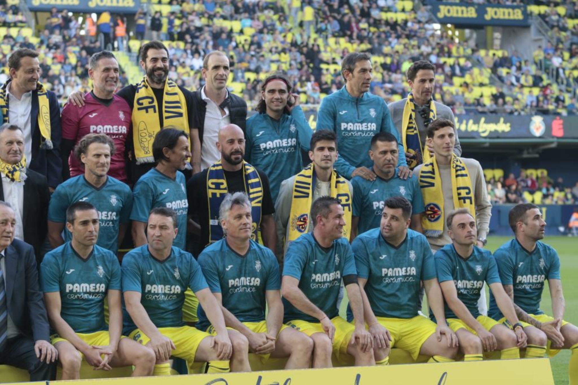 Varios exjugadores del club posan en el partido de Leyendas del Villarreal CF.