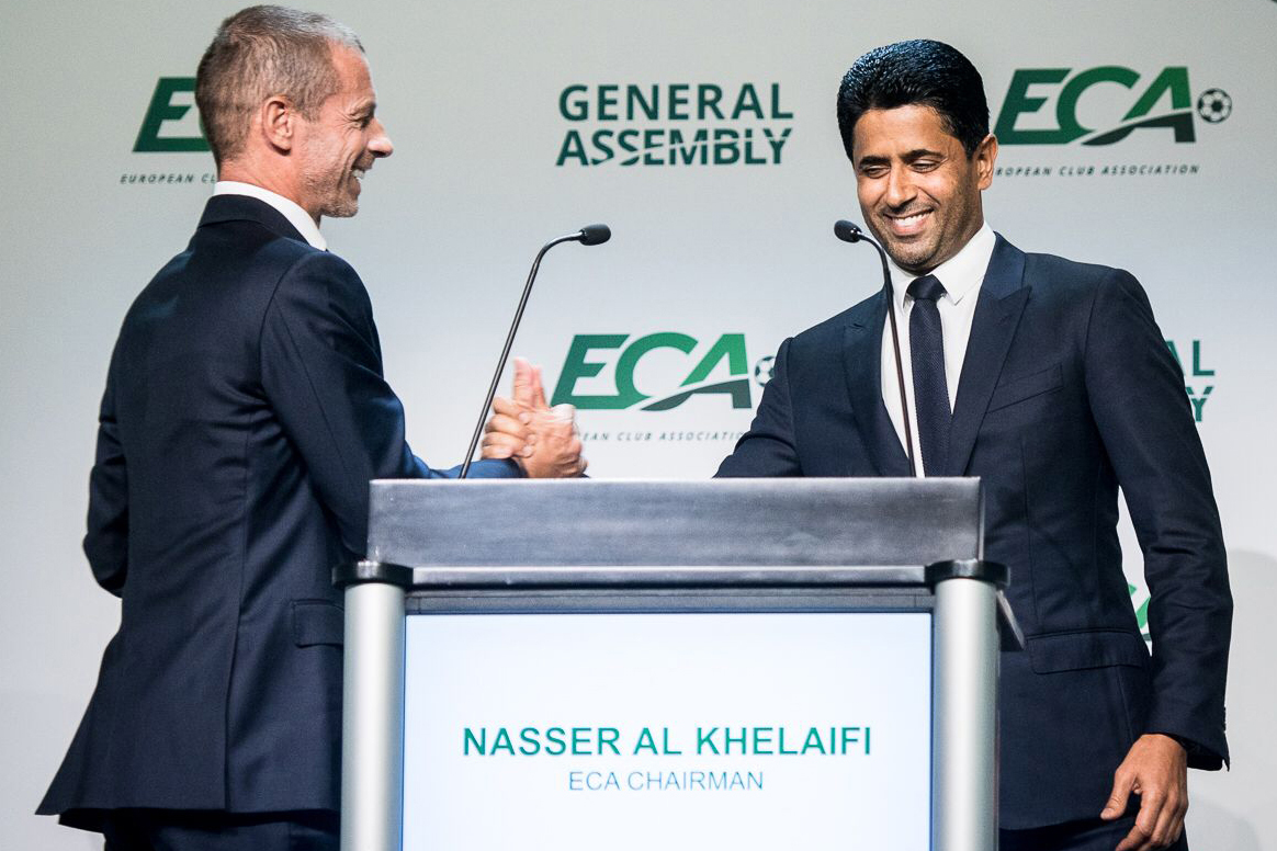 Ceferin y Al-Khelaifi se saludan durante un acto de la ECA.