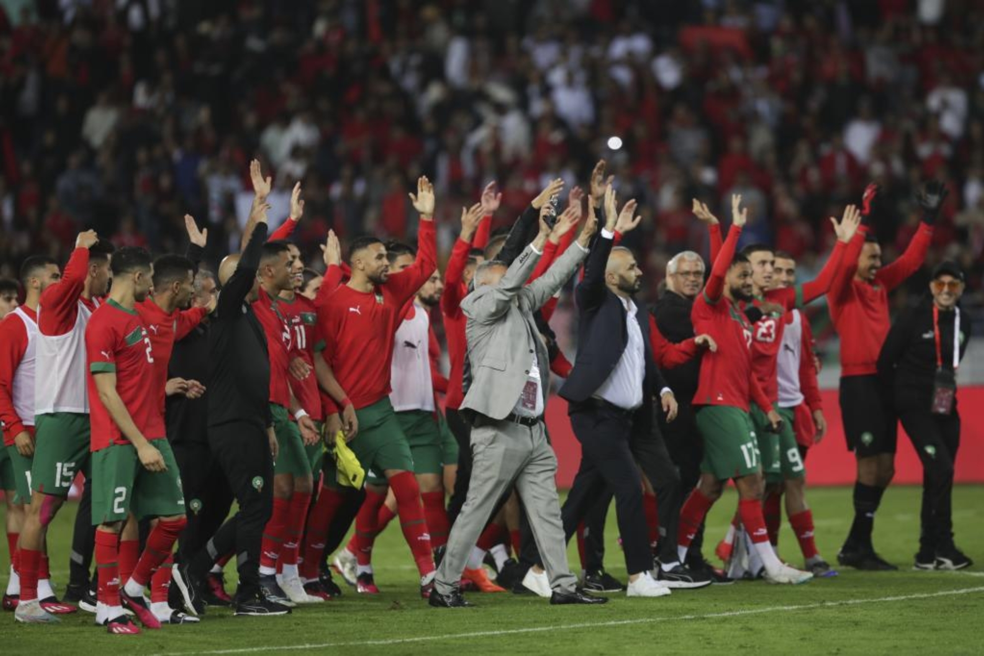 Los futbolistas de Marruecos celebran con su afición el triunfo ante Brasil.