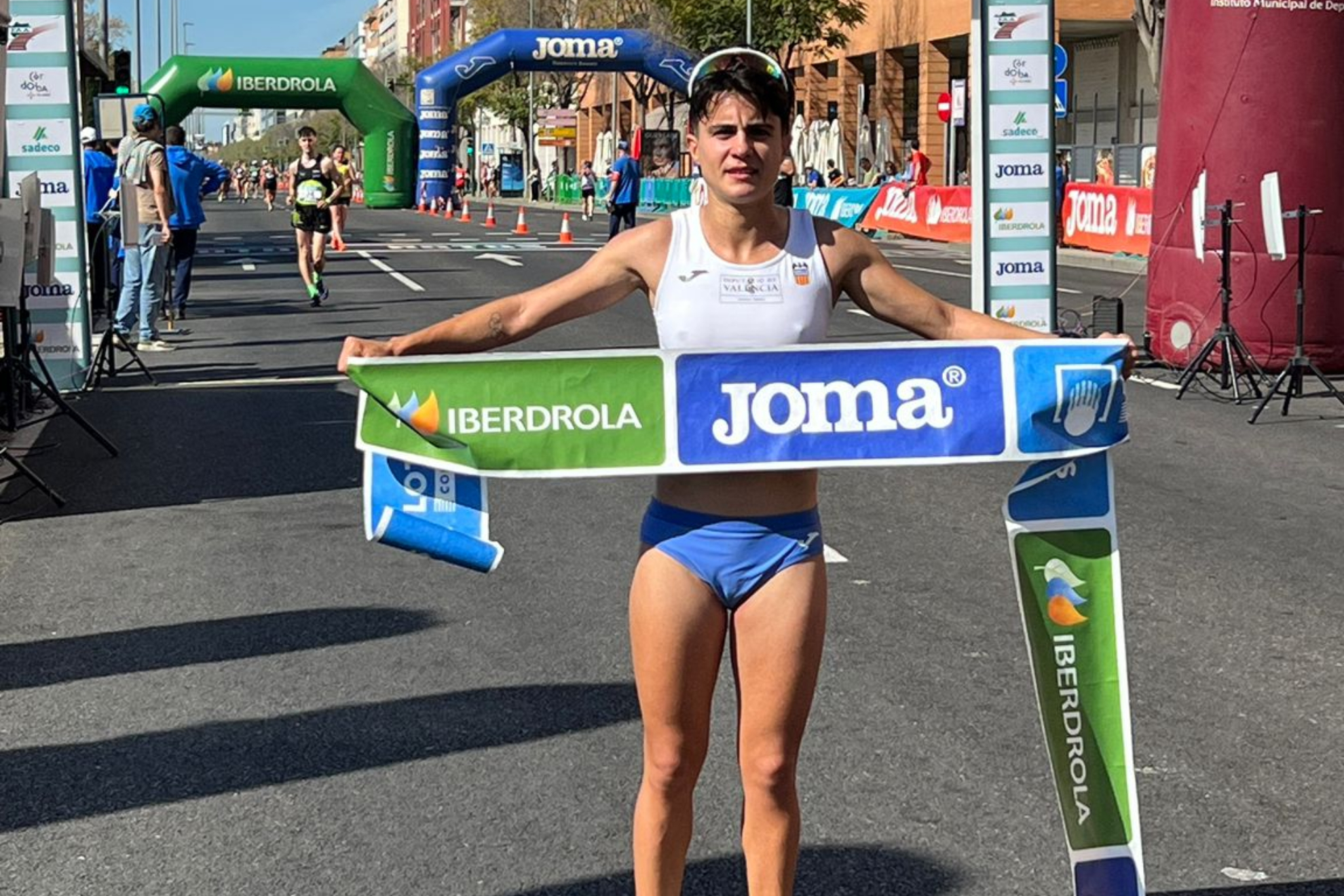 María Pérez posa con la cinta de meta tras su récord de España.