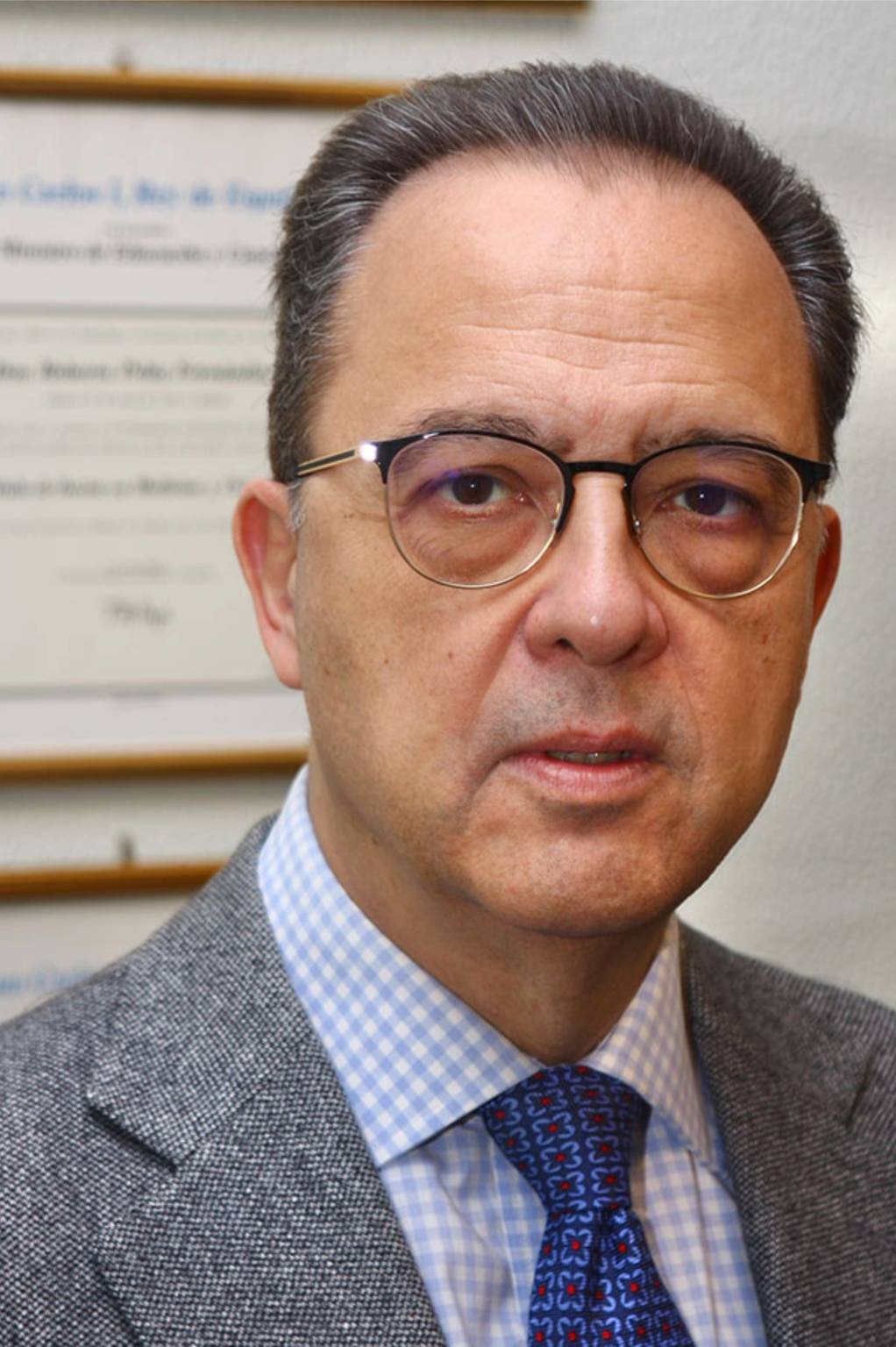 El doctor Roberto Pelta Fenández, autor de 'Puro veneno', libro publicado por La Esfera de los Libros.
