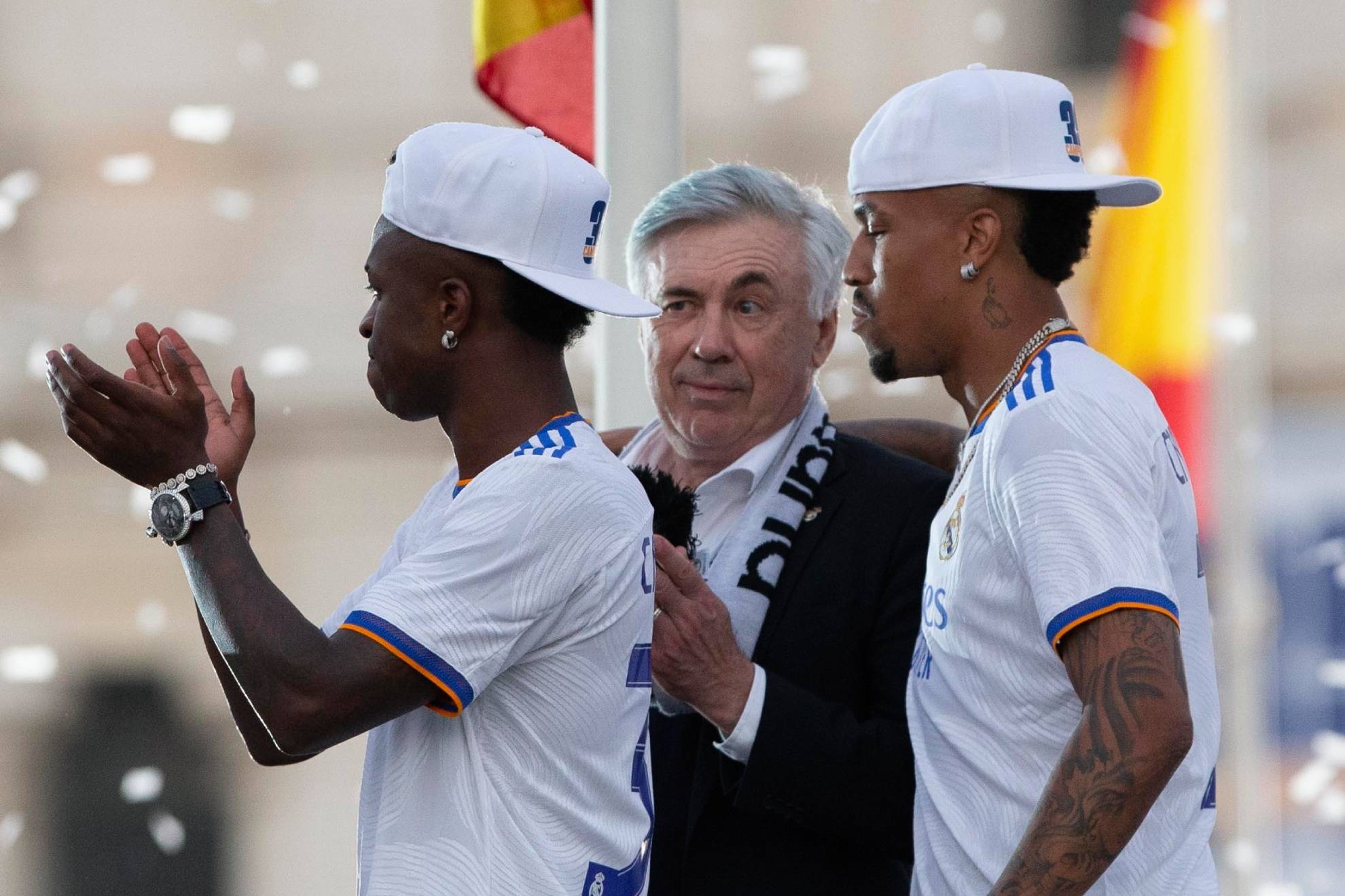 Ancelotti, entre Vinicius y Militao, durante la celebraci�n de la Champions.